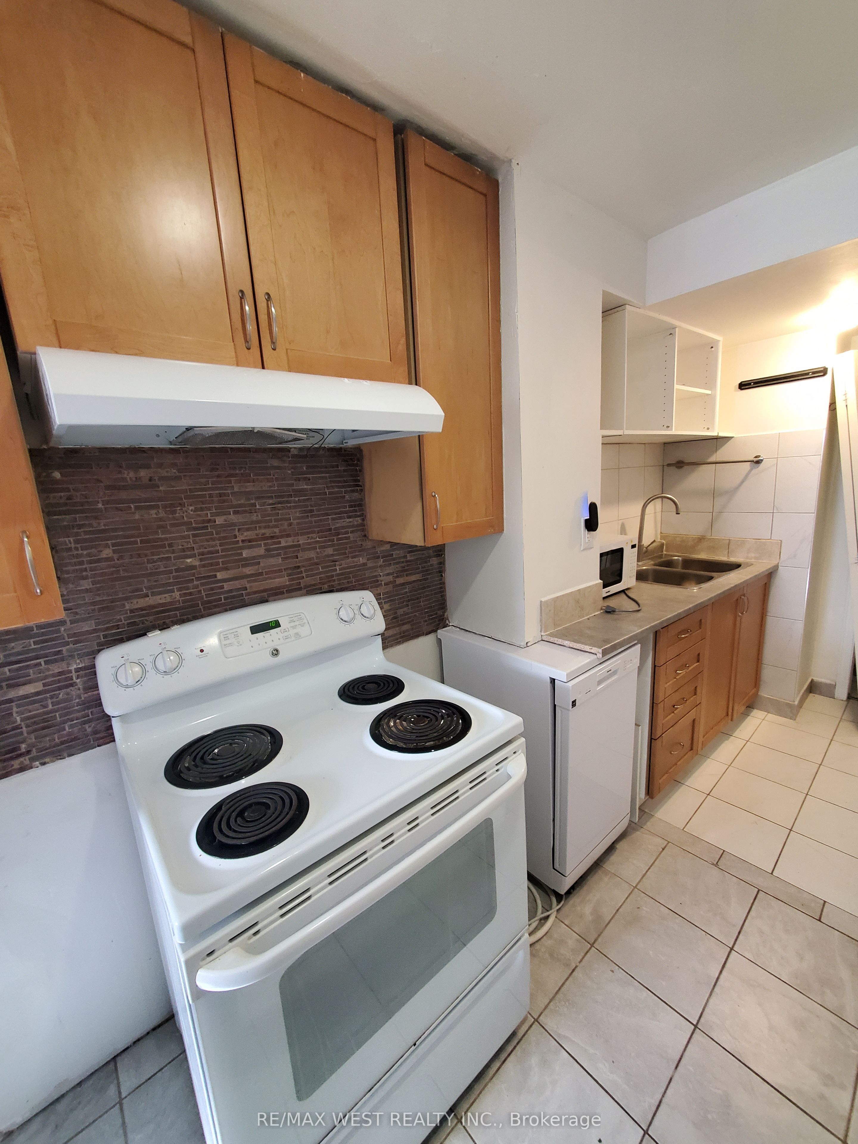 369 Georgian Drive 3 Property Photo 4