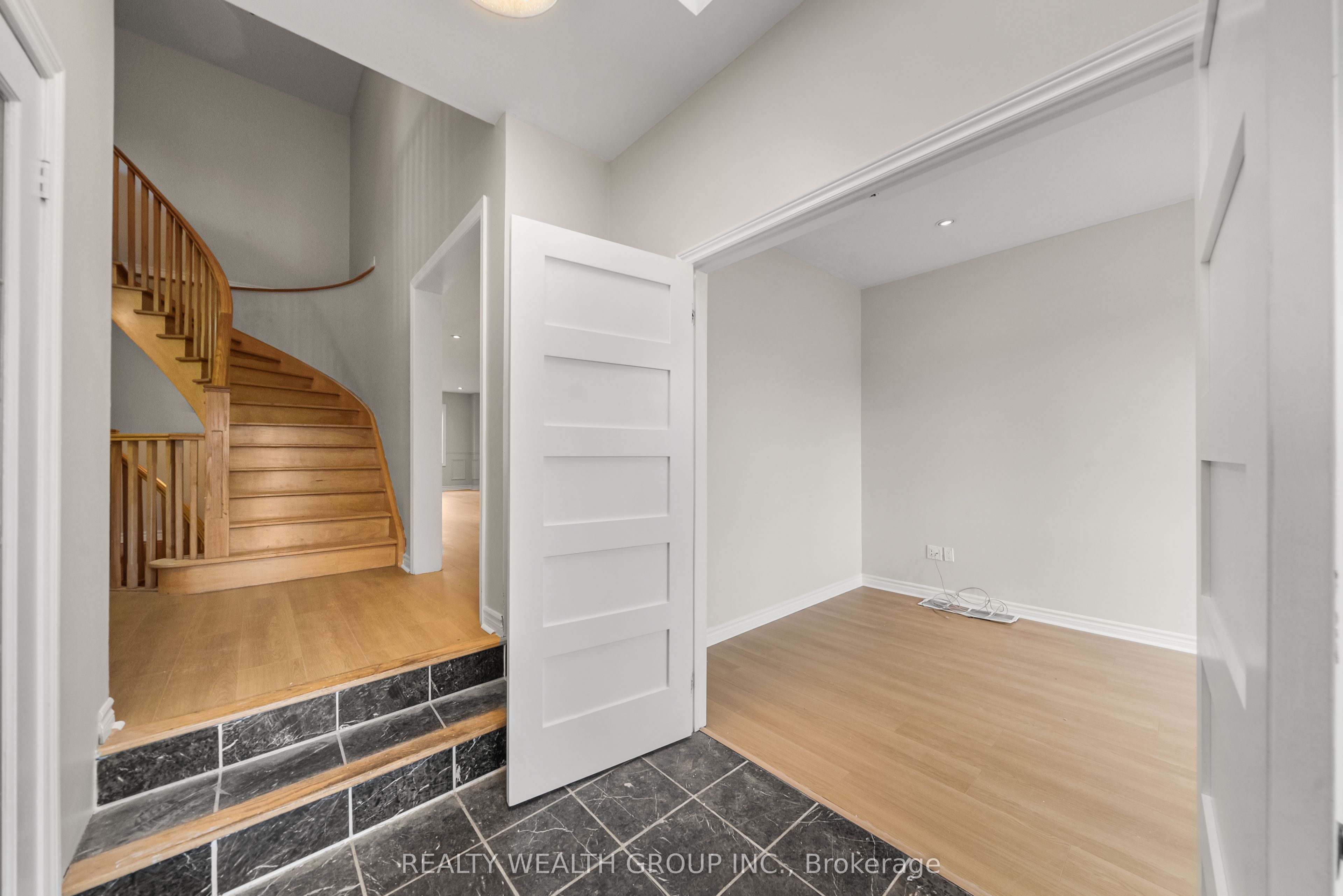 514 Grove Street E Property Photo 4