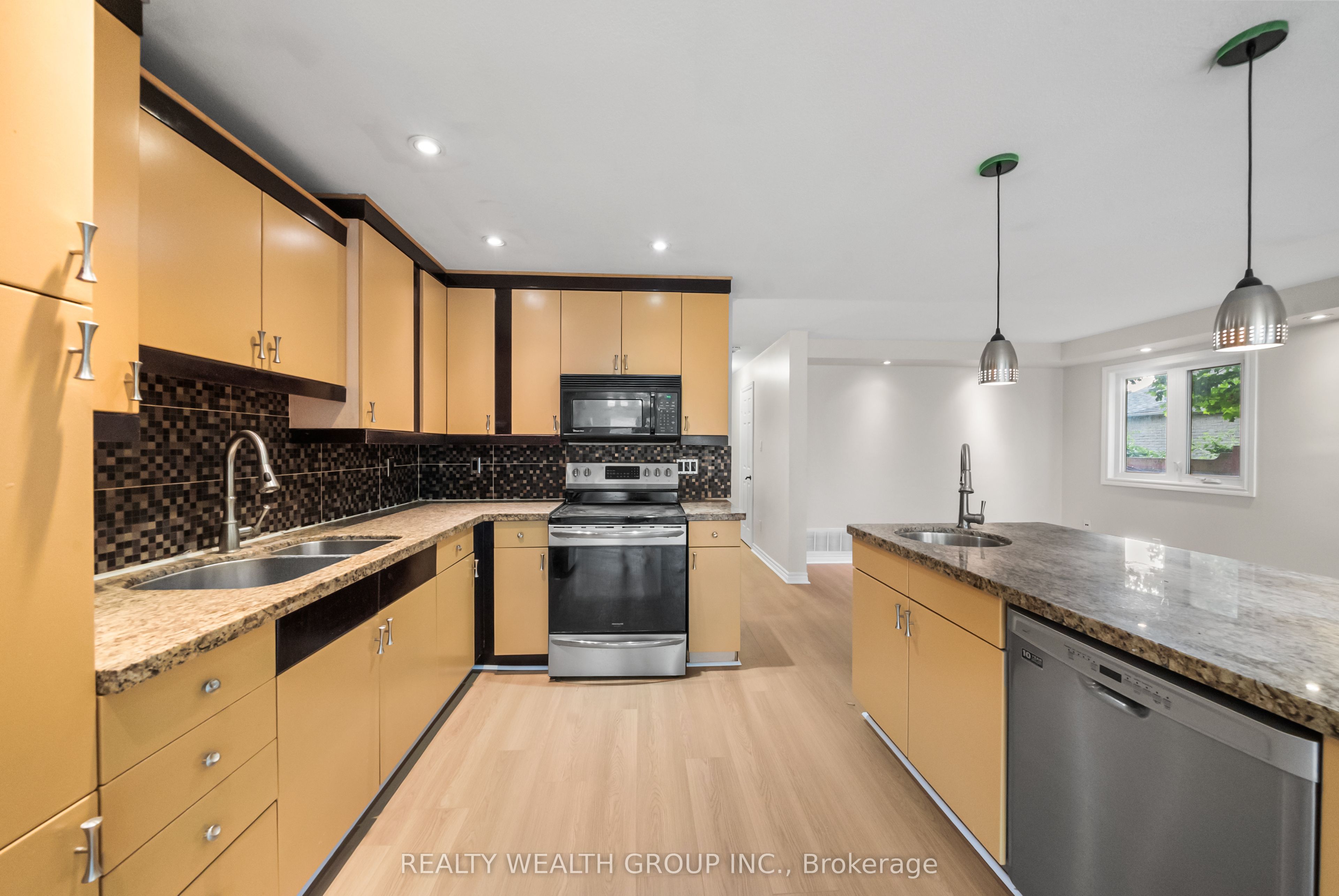 514 Grove Street E Property Photo 10