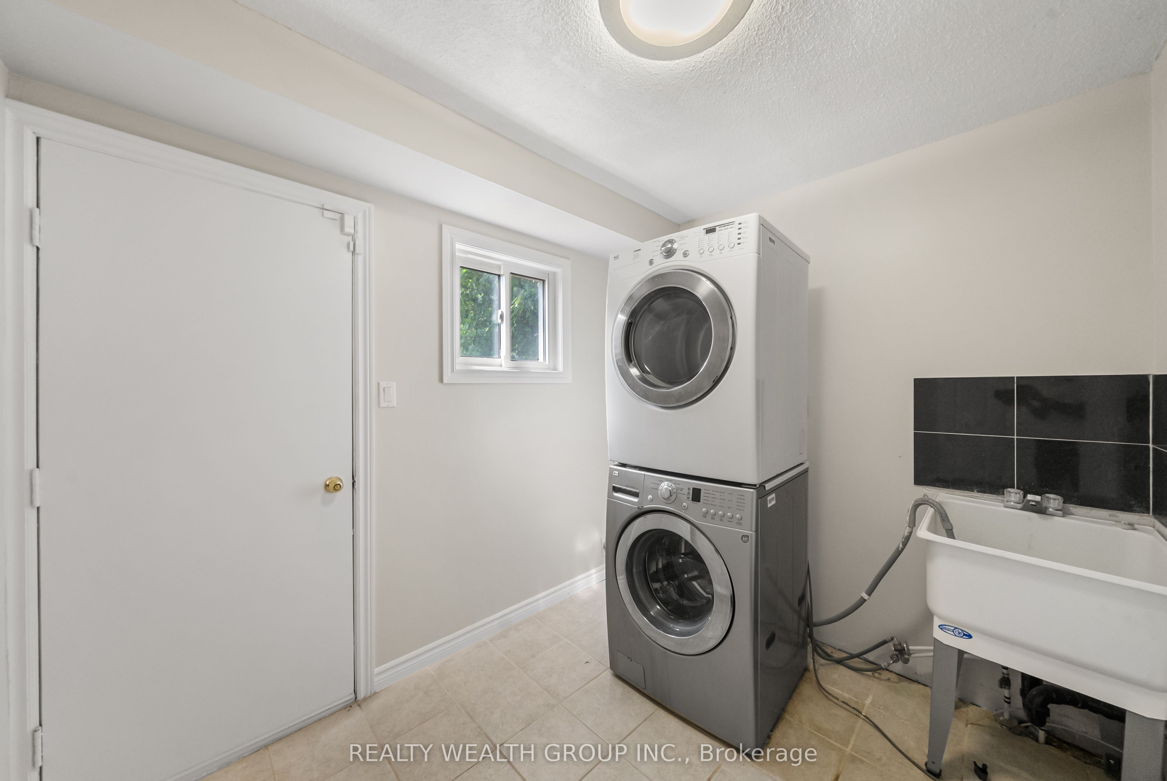 514 Grove Street E Property Photo 18