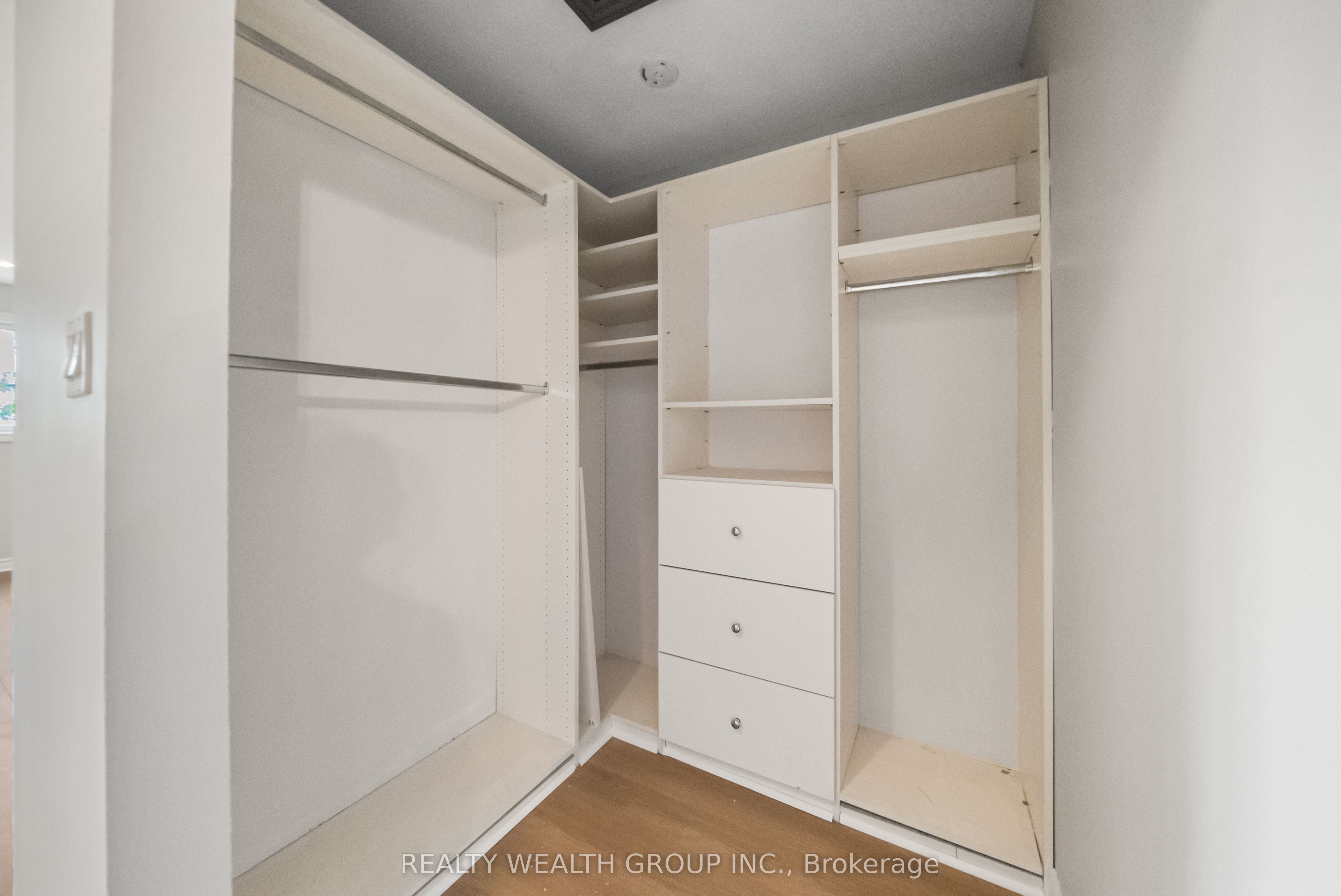 514 Grove Street E Property Photo 22