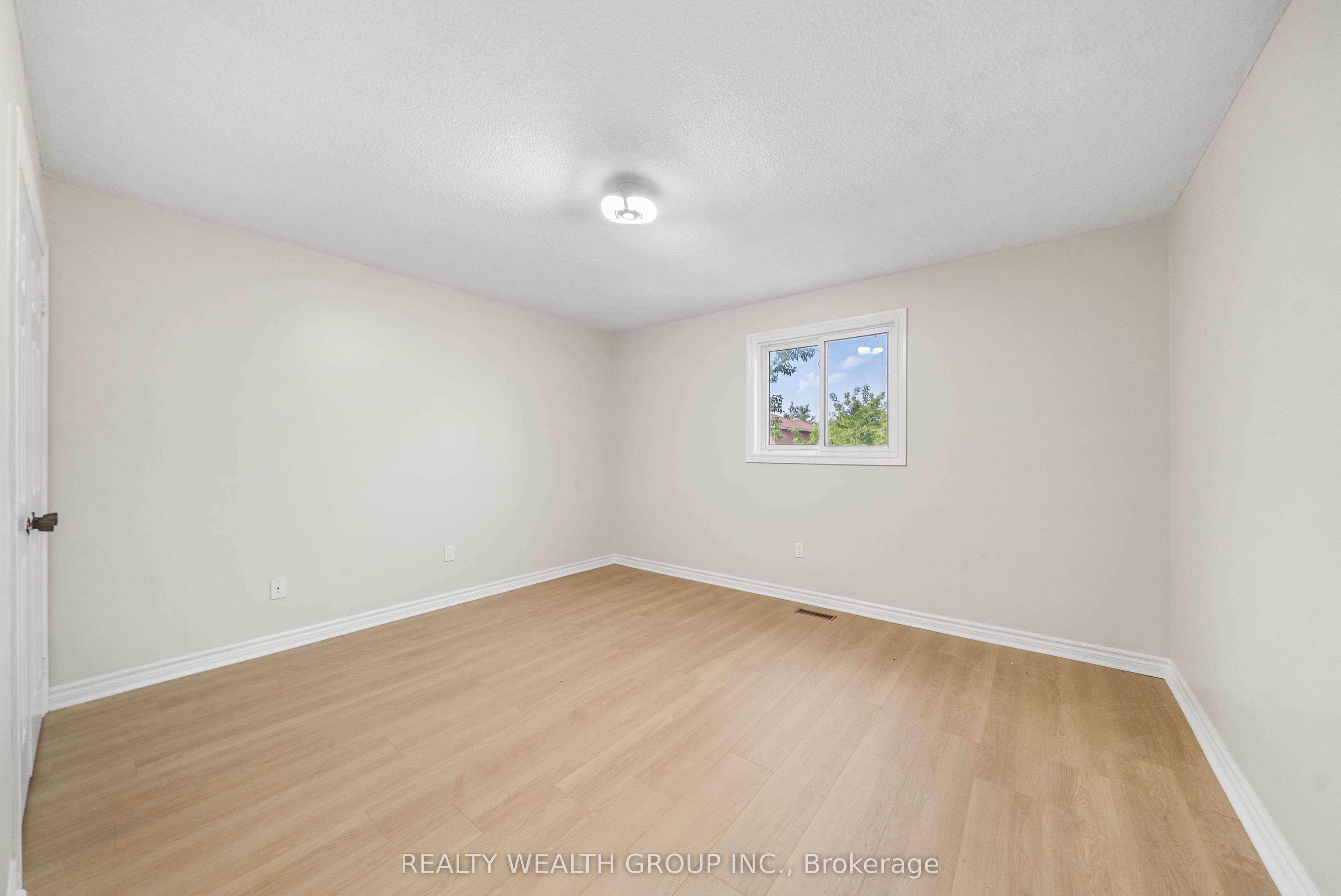 514 Grove Street E Property Photo 29