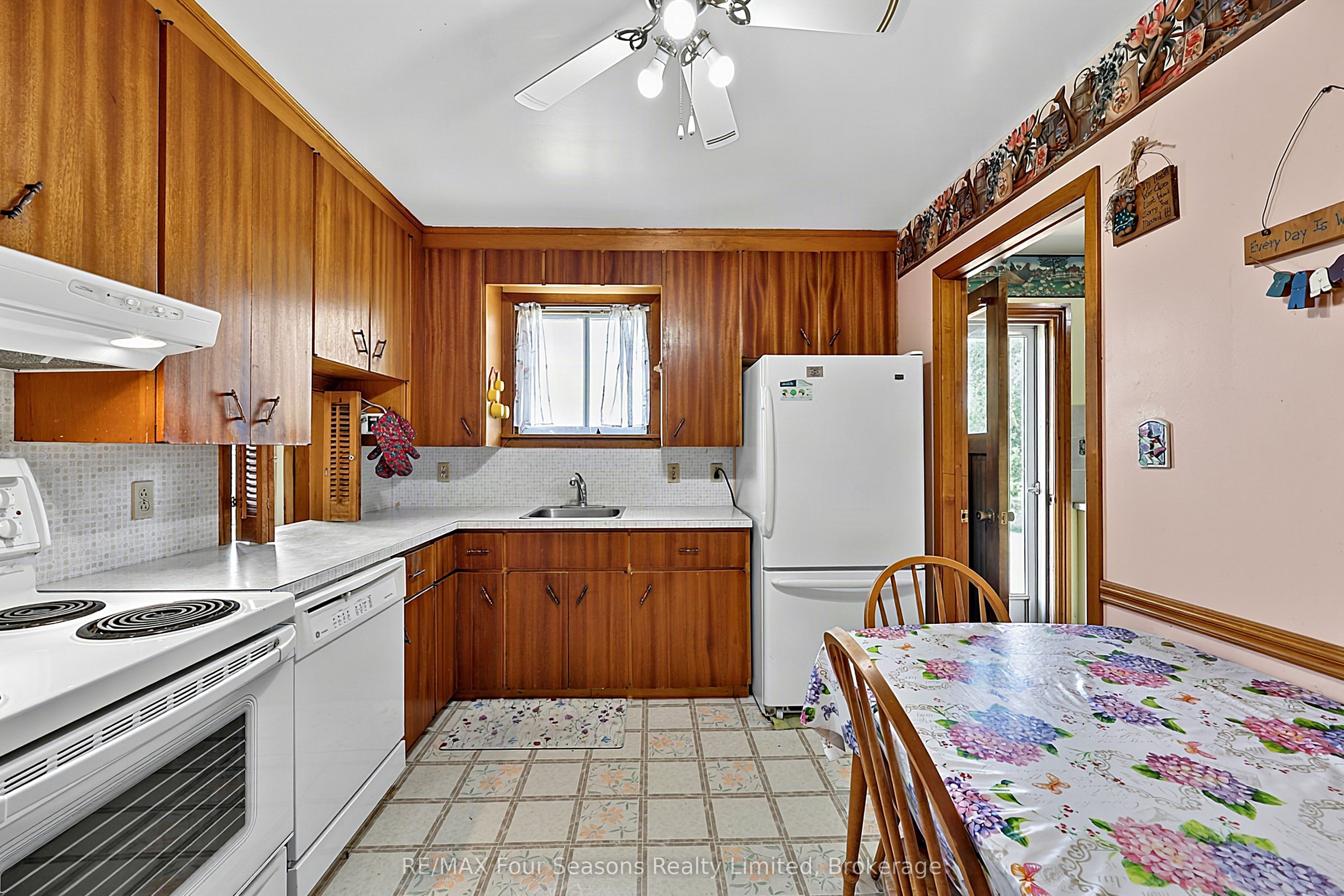 2140 5th Concession N Property Photo 2
