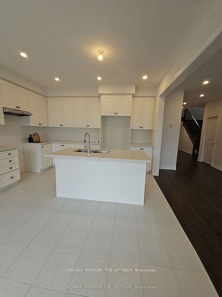 5 Abbey Crescent Property Photo 3