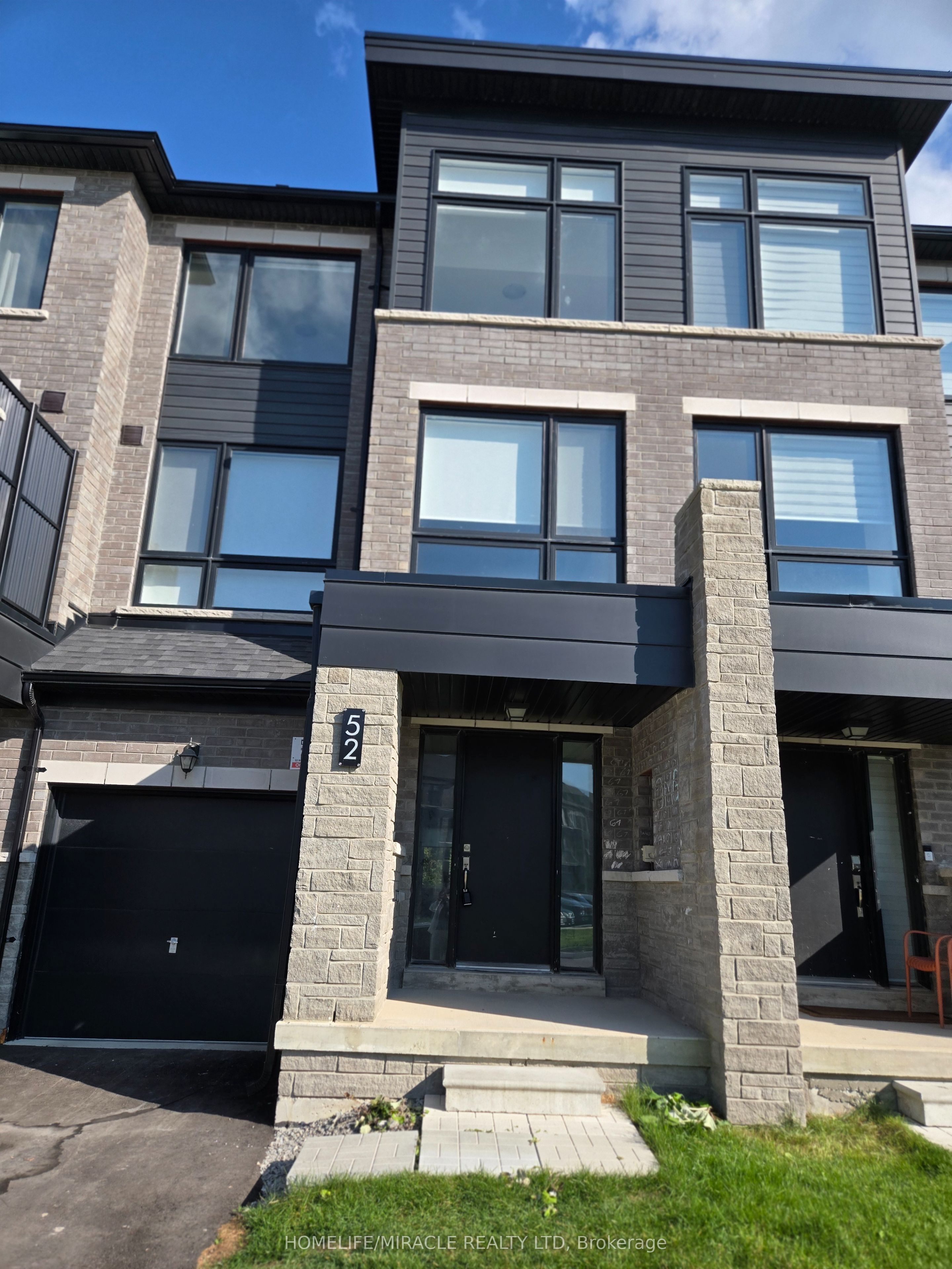 52 Blue Forest Crescent Property Photo 1