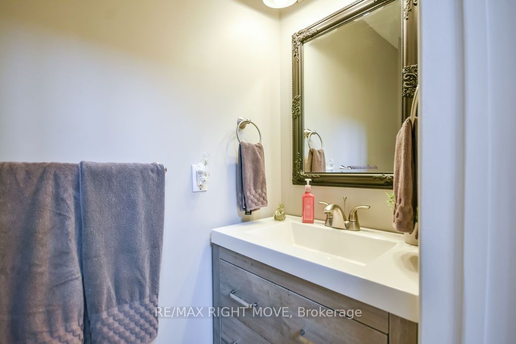 2640 Westshore Crescent Property Photo 9