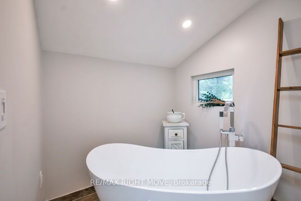2640 Westshore Crescent Property Photo 31