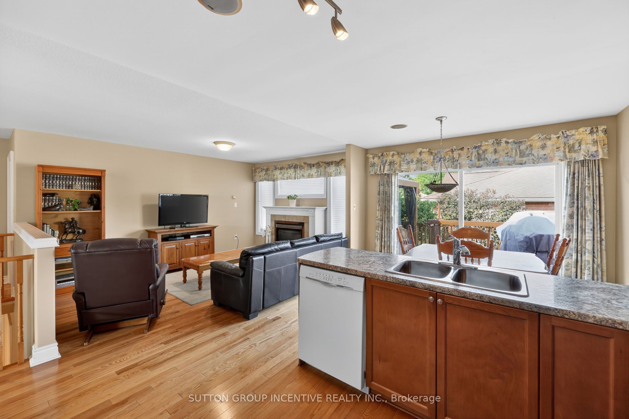 101 Lion's Gate Boulevard Property Photo 11