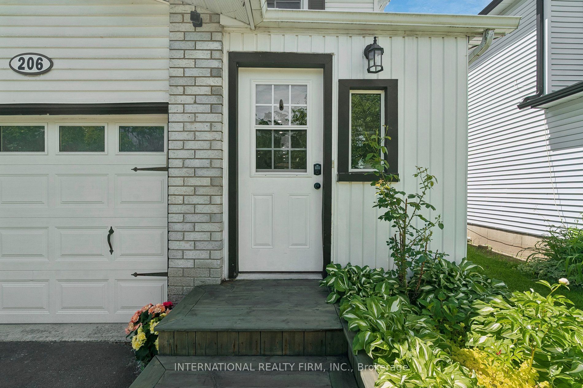 206 Hickling Trail Property Photo 2