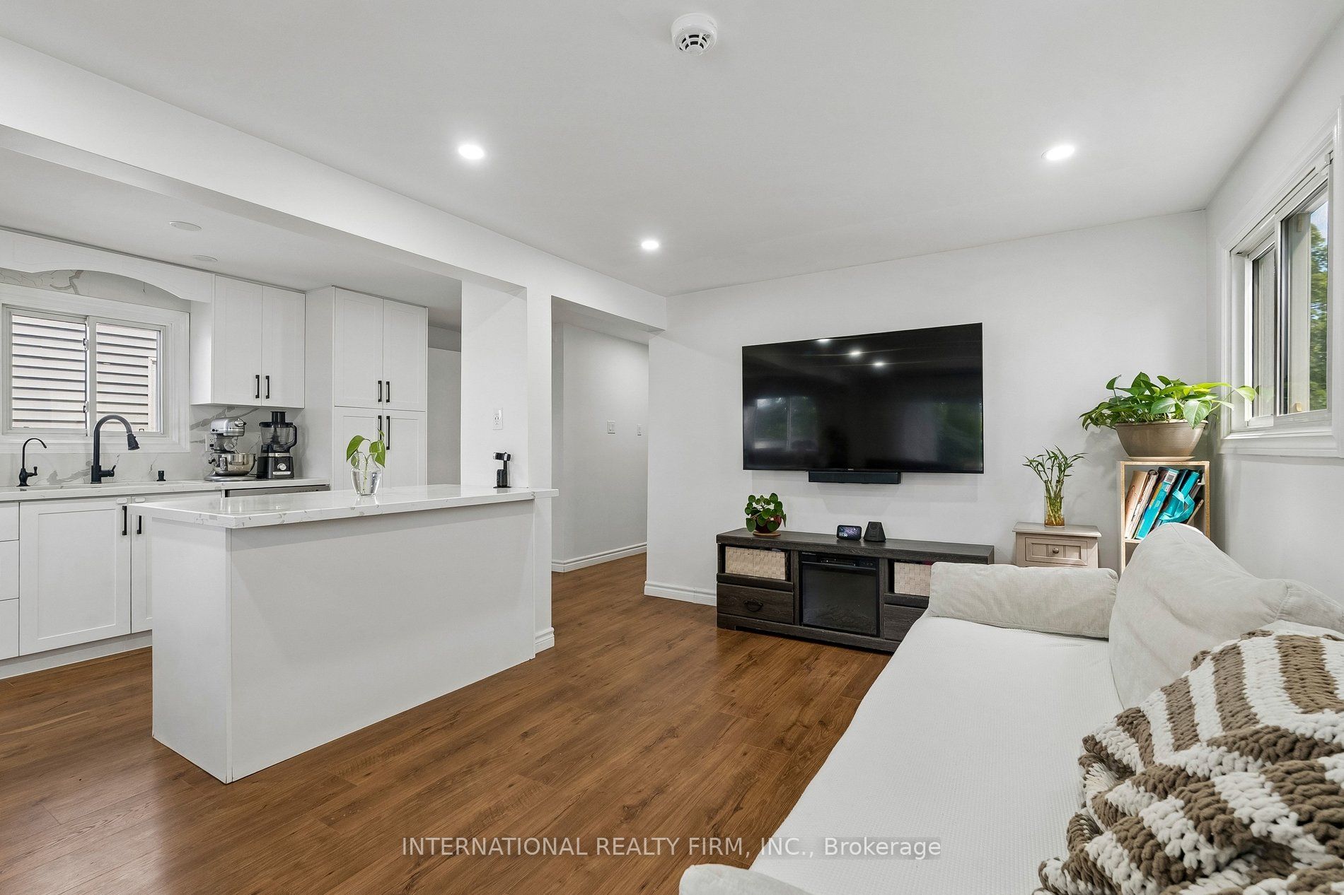 206 Hickling Trail Property Photo 12