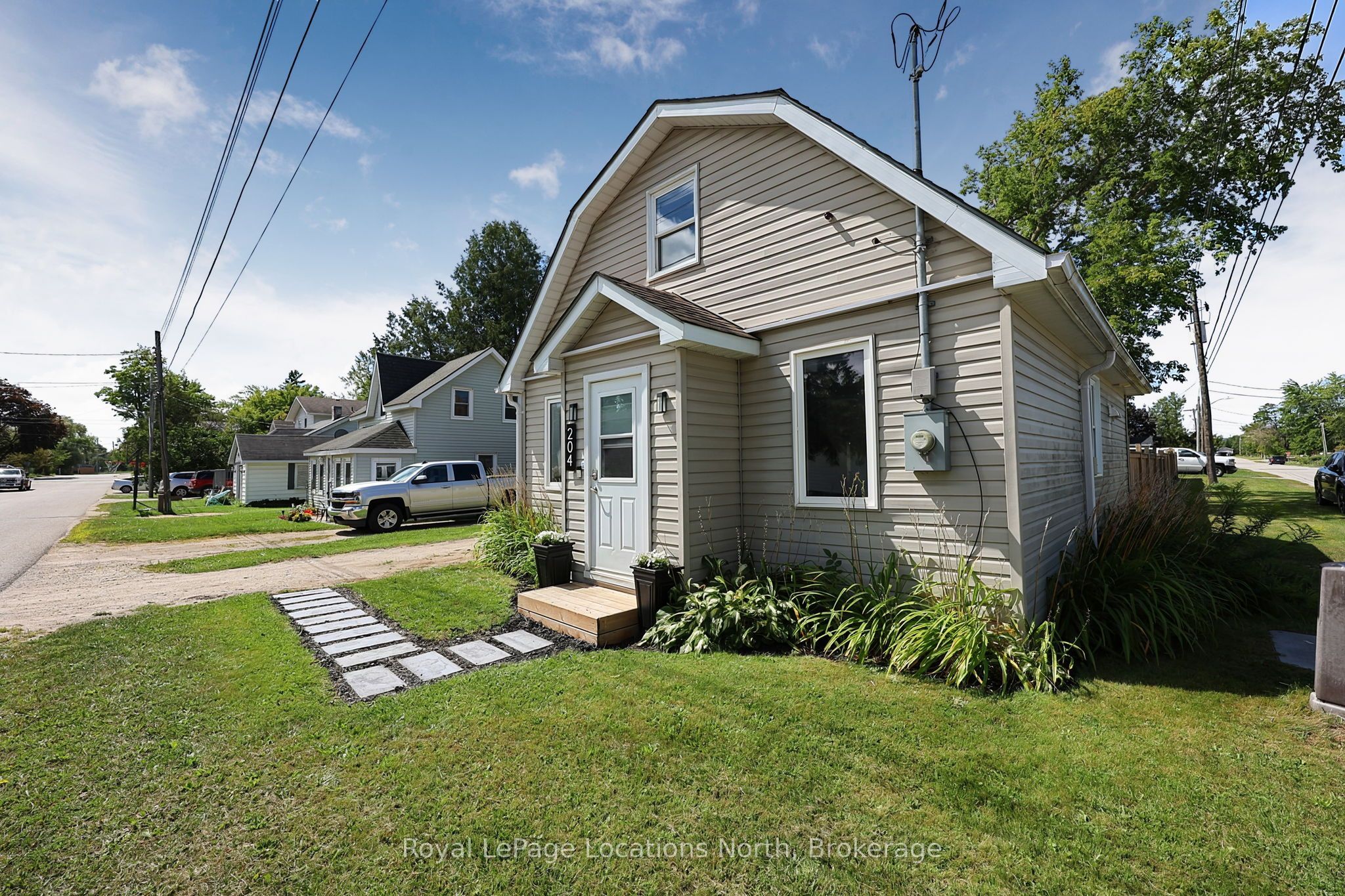 204 Sutherland Street N Property Photo 2