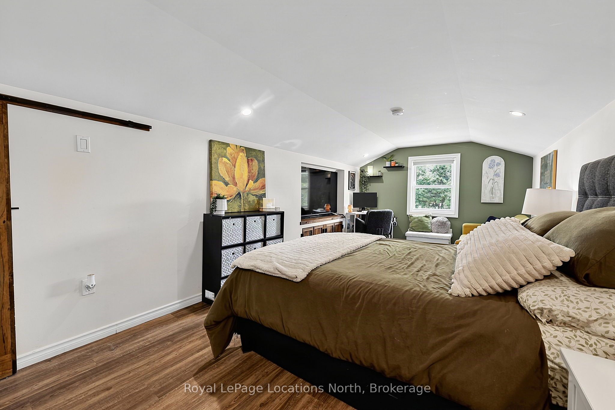 204 Sutherland Street N Property Photo 22
