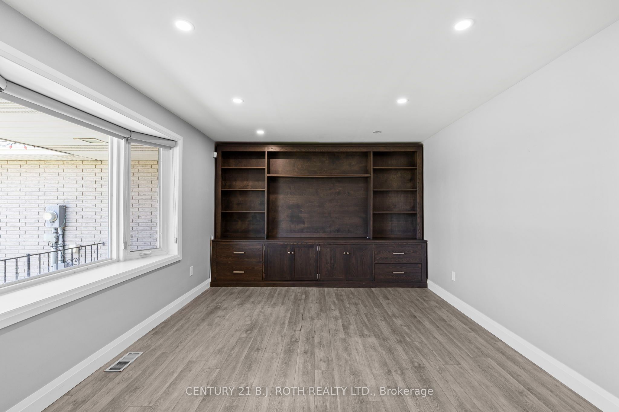 355 Mapleview Drive W Property Photo 5