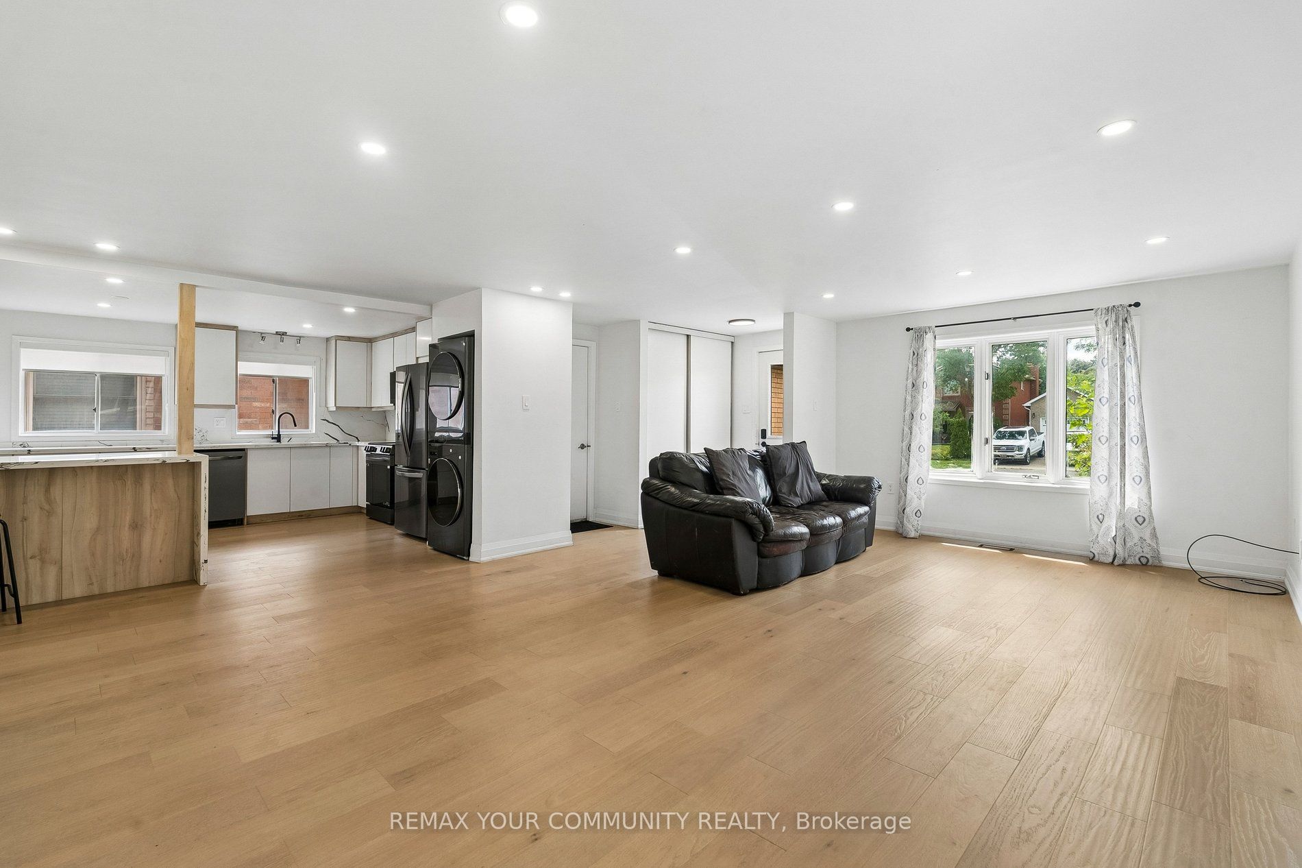 84 Irwin Drive Main Floor Property Photo 6