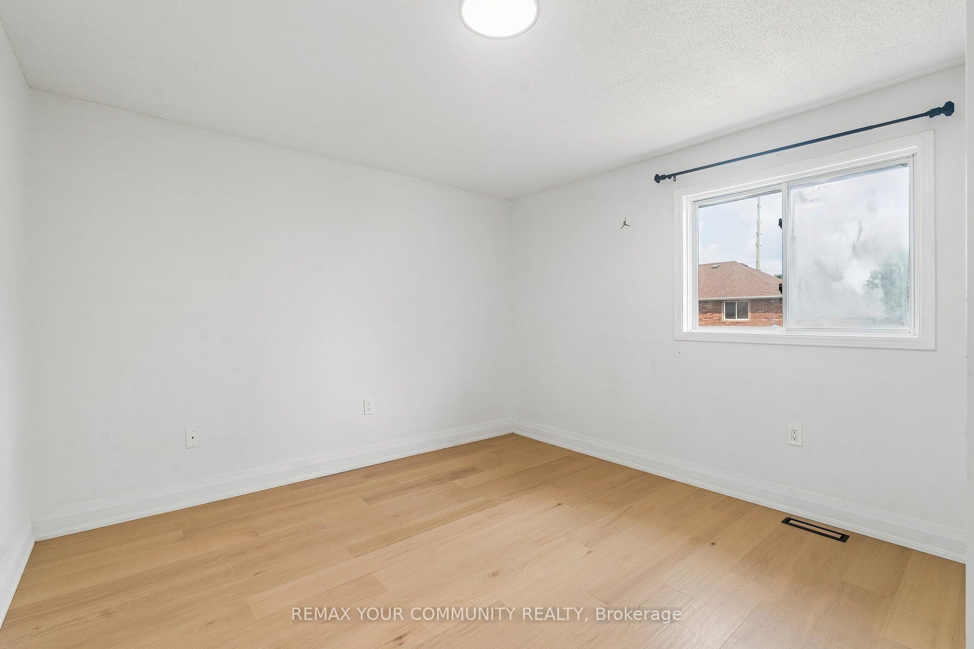 84 Irwin Drive Main Floor Property Photo 12