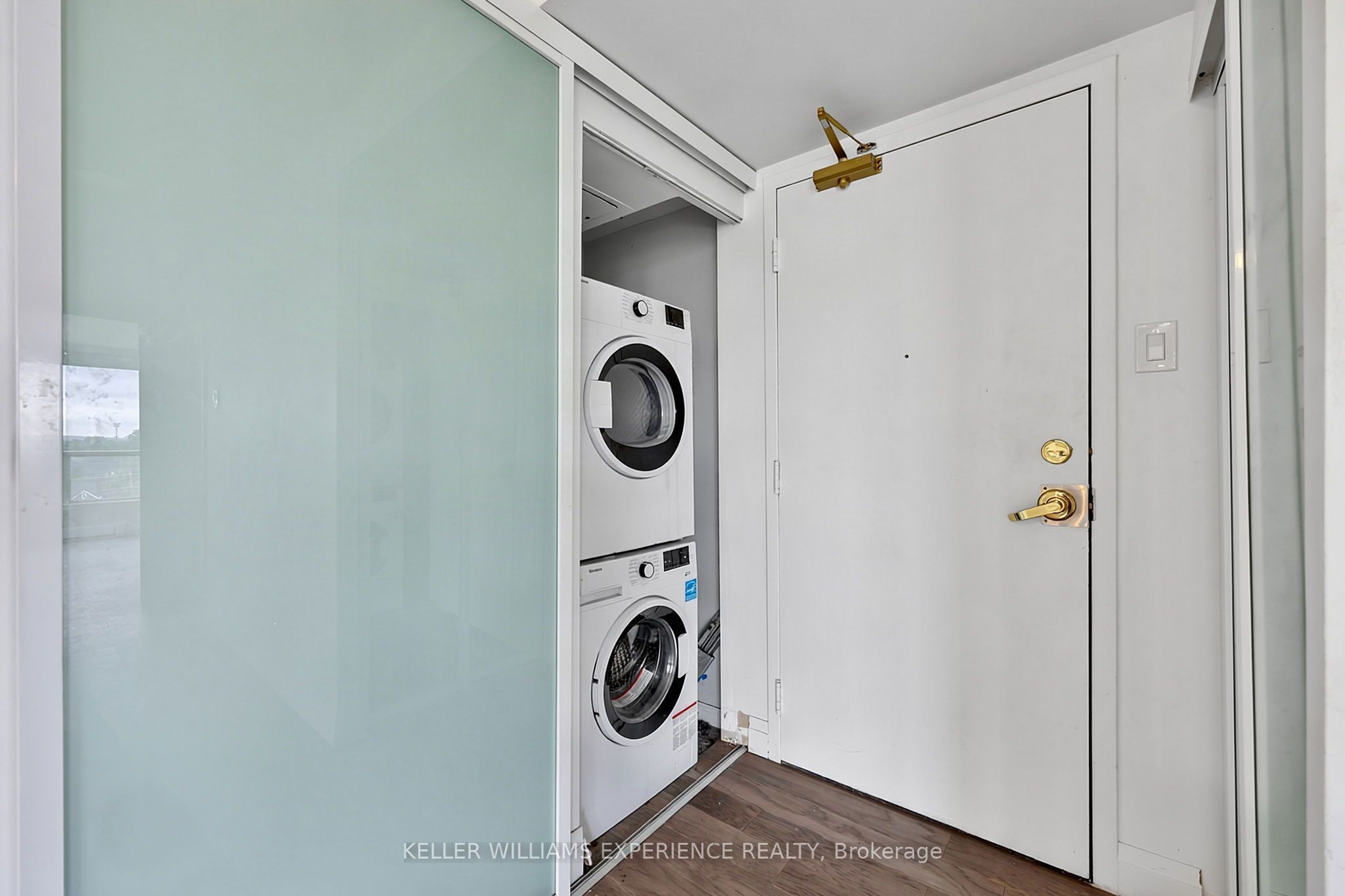 75 Ellen Street 904 Property Photo 5