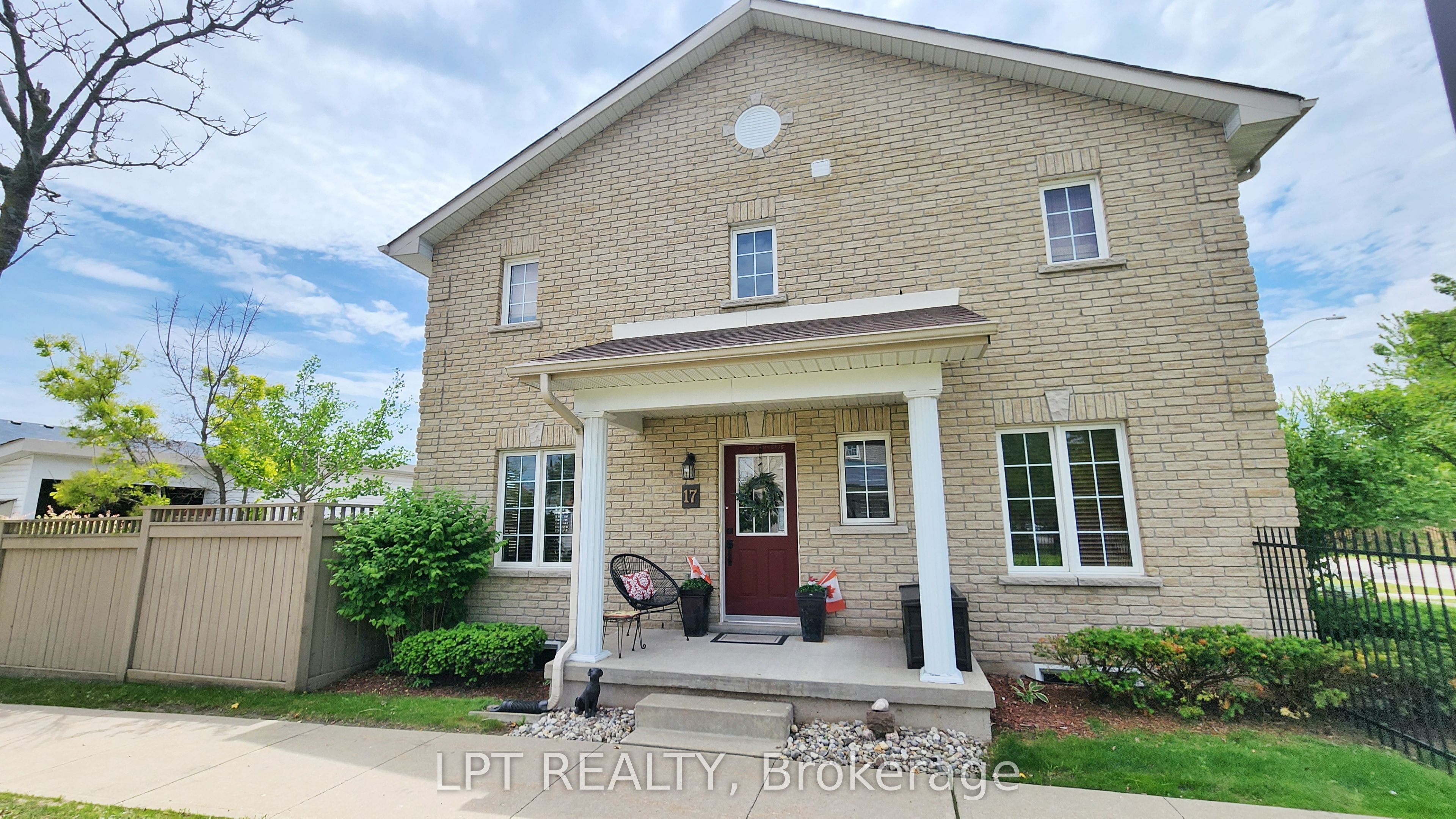 17 Silver Maple Crescent Property Photo 1