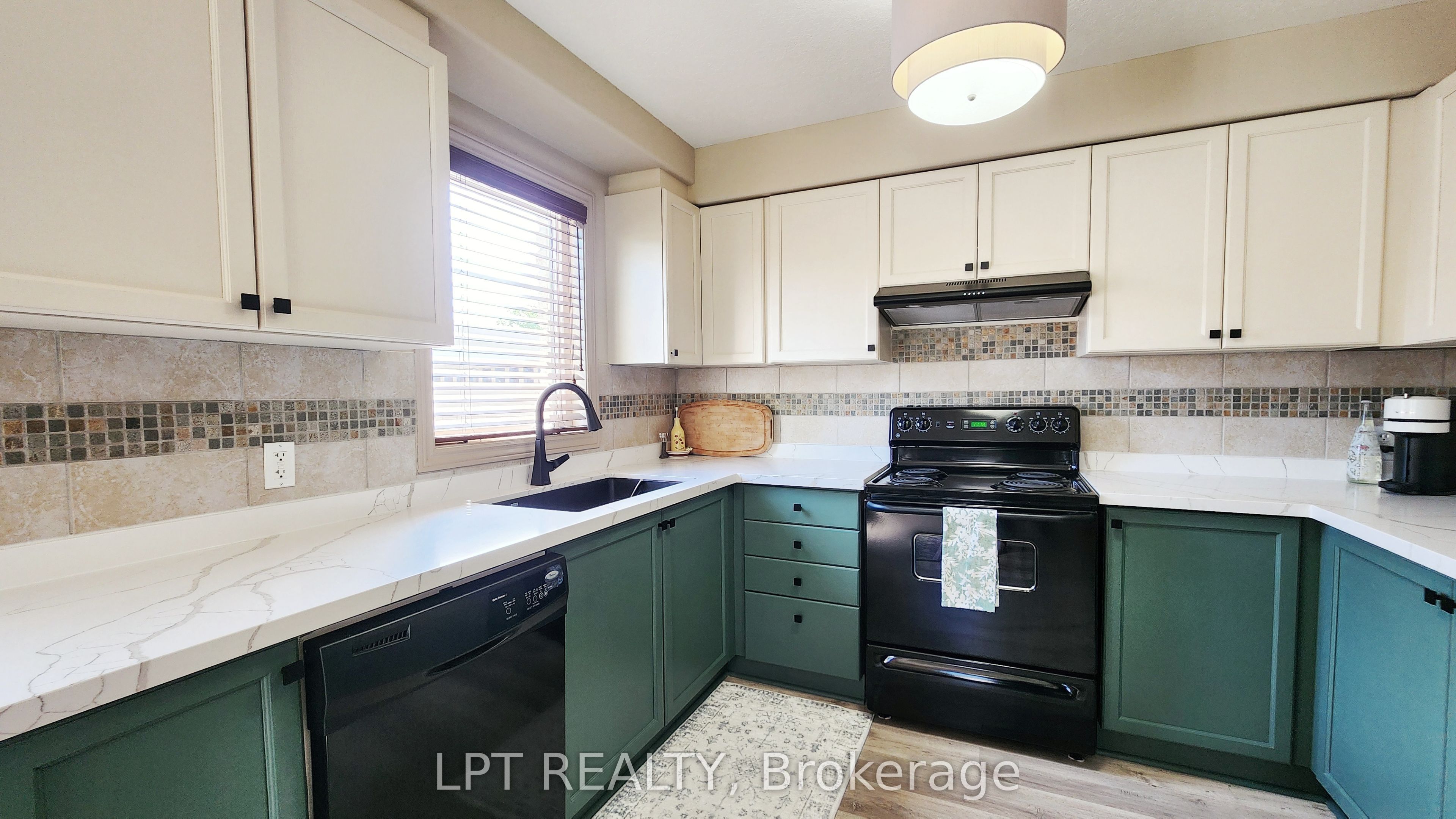 17 Silver Maple Crescent Property Photo 10