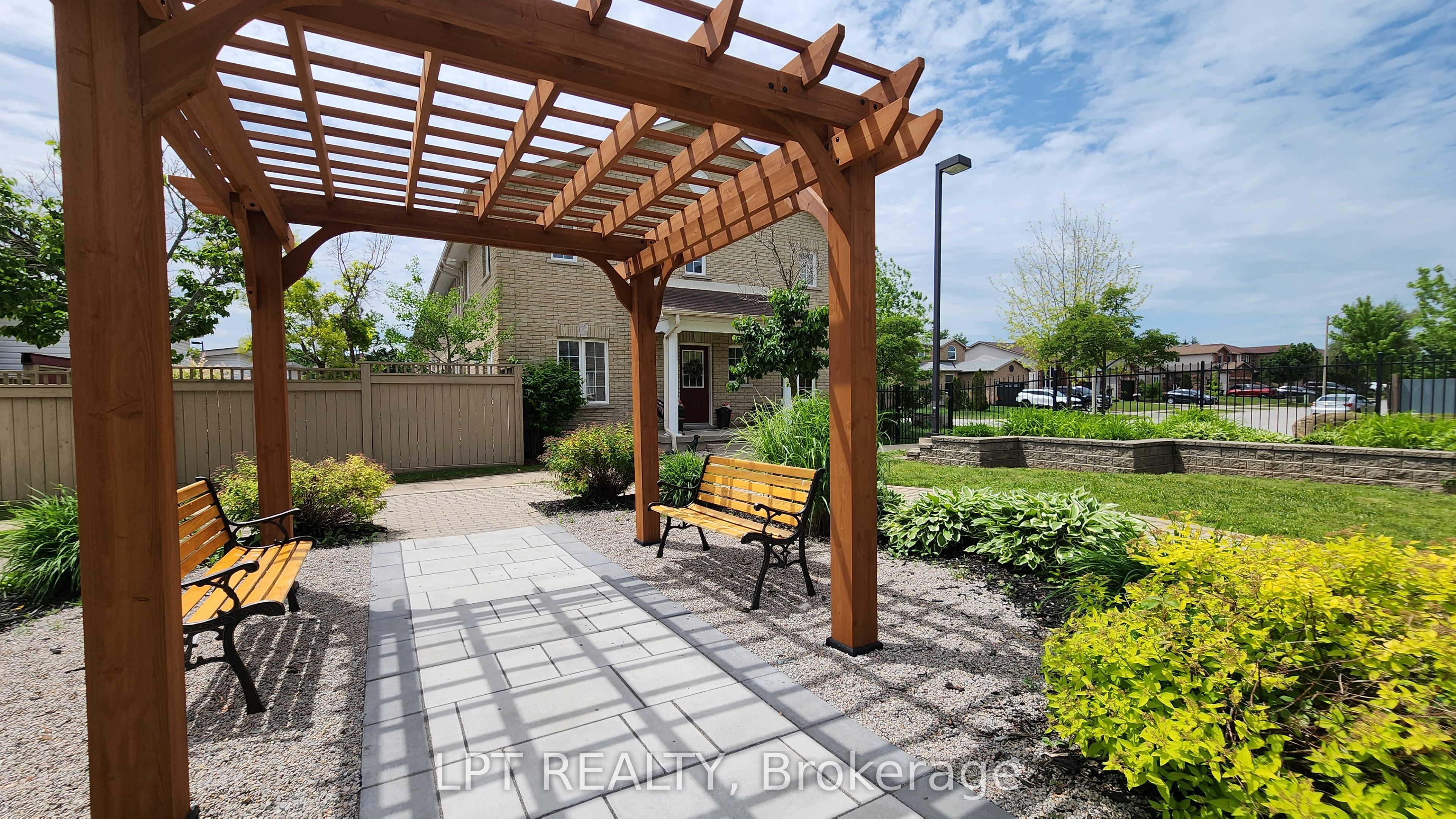 17 Silver Maple Crescent Property Photo 27
