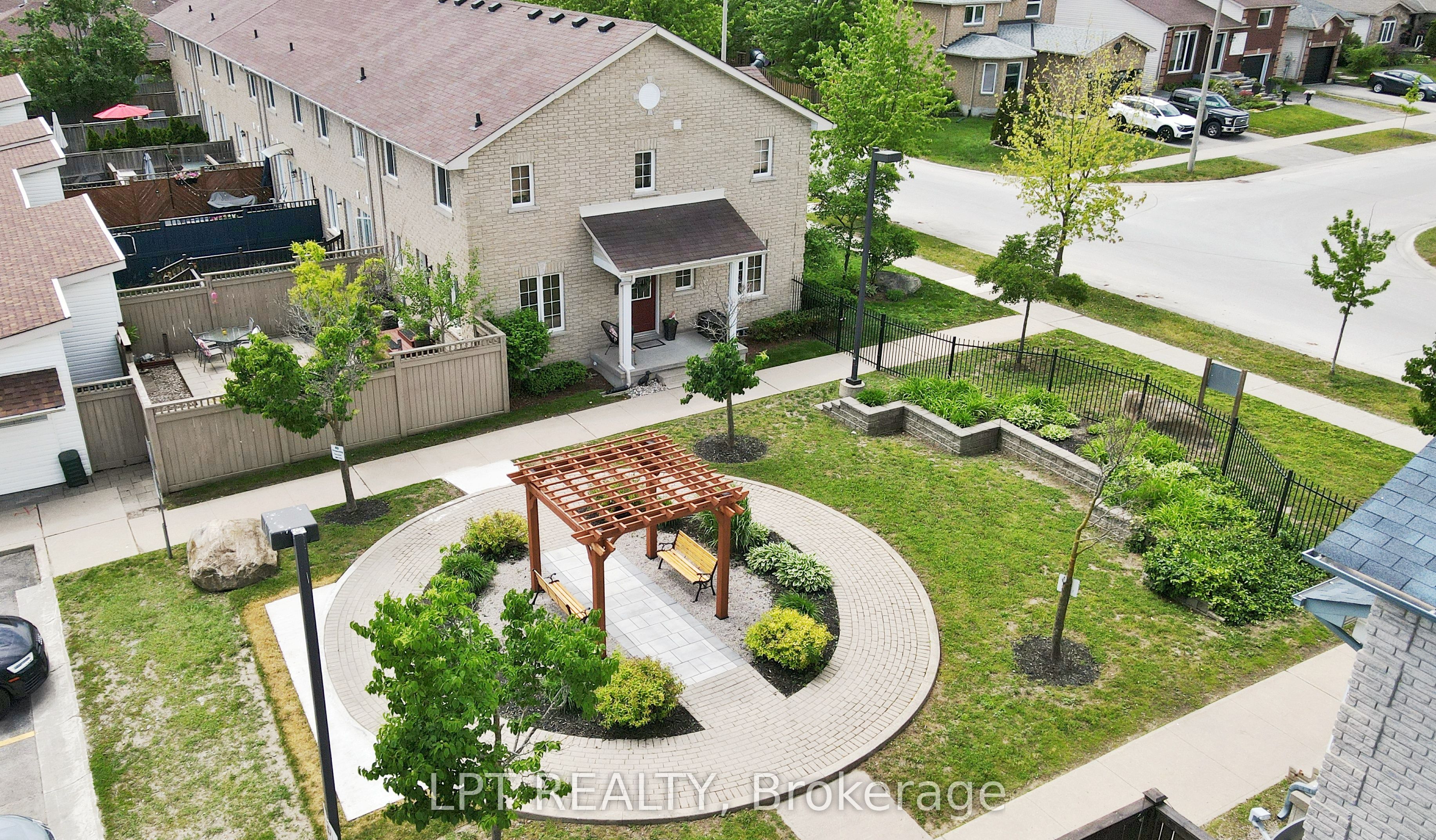 17 Silver Maple Crescent Property Photo 32