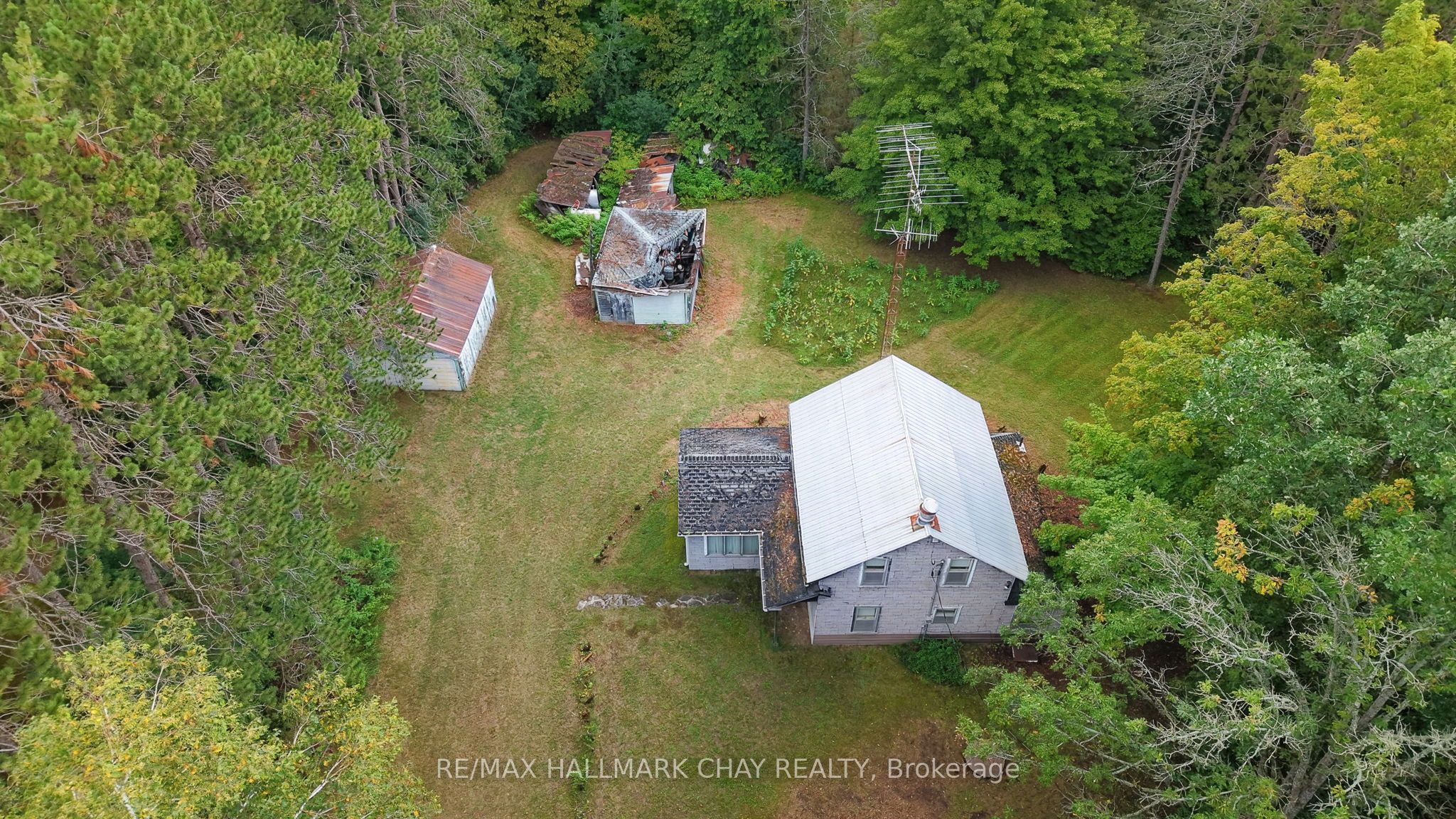 1347 Old Second Road N Property Photo 5