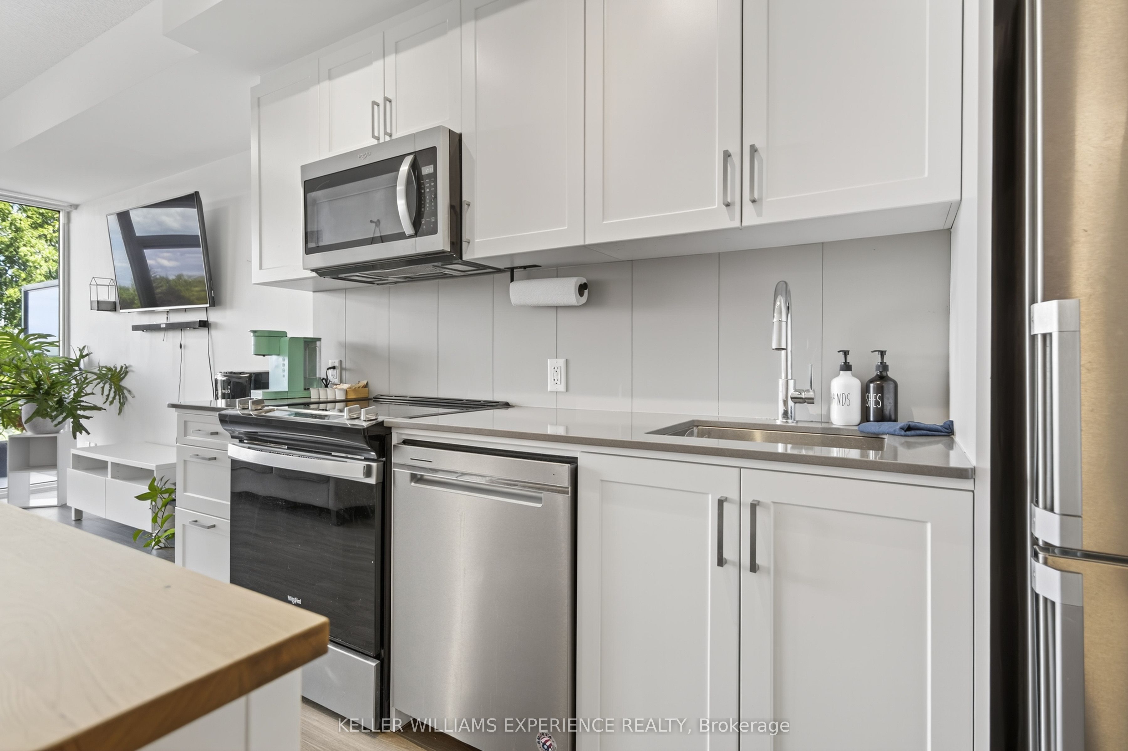 681 Yonge Street 328 Property Photo 4