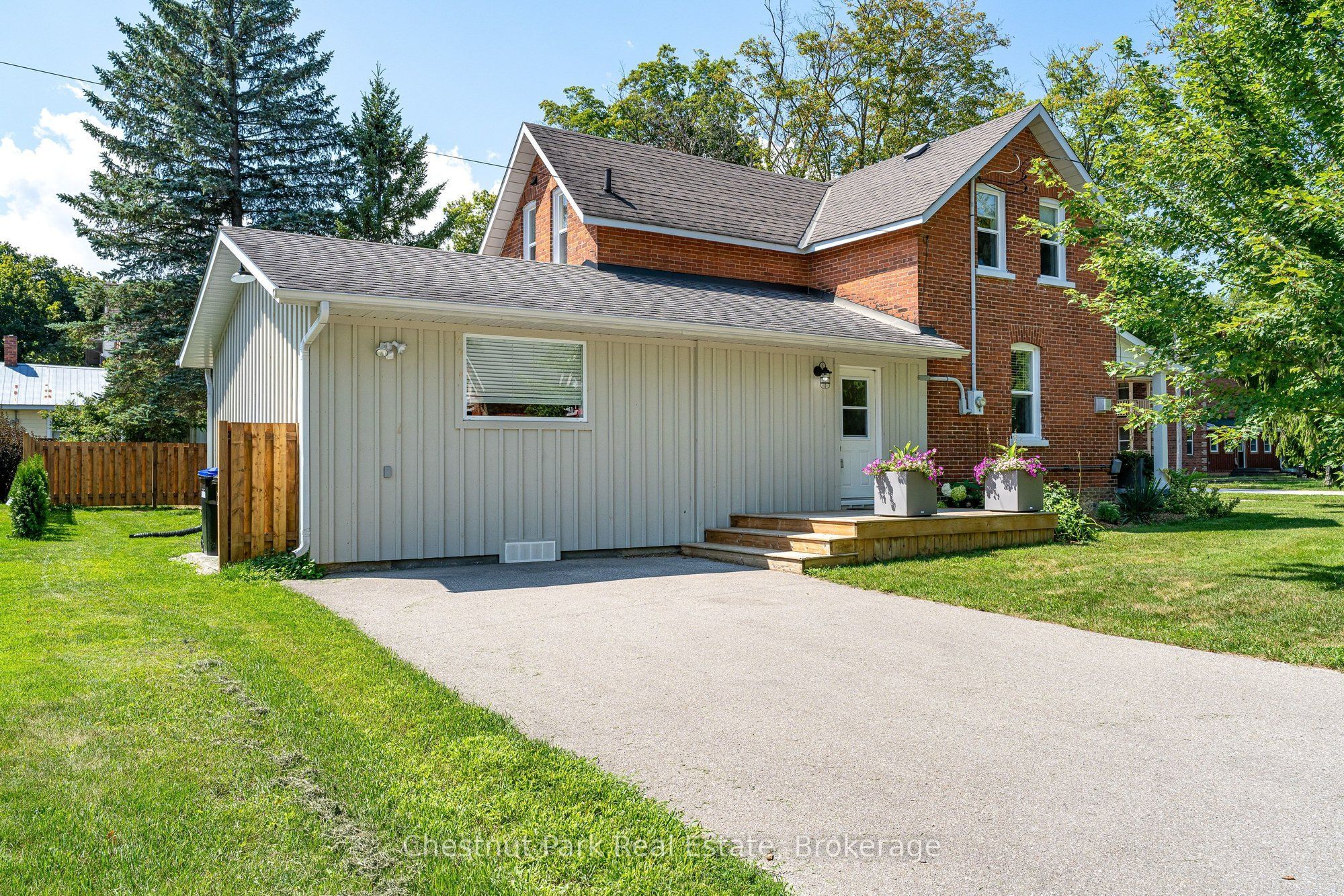 9 Wellington Street E Property Photo 7