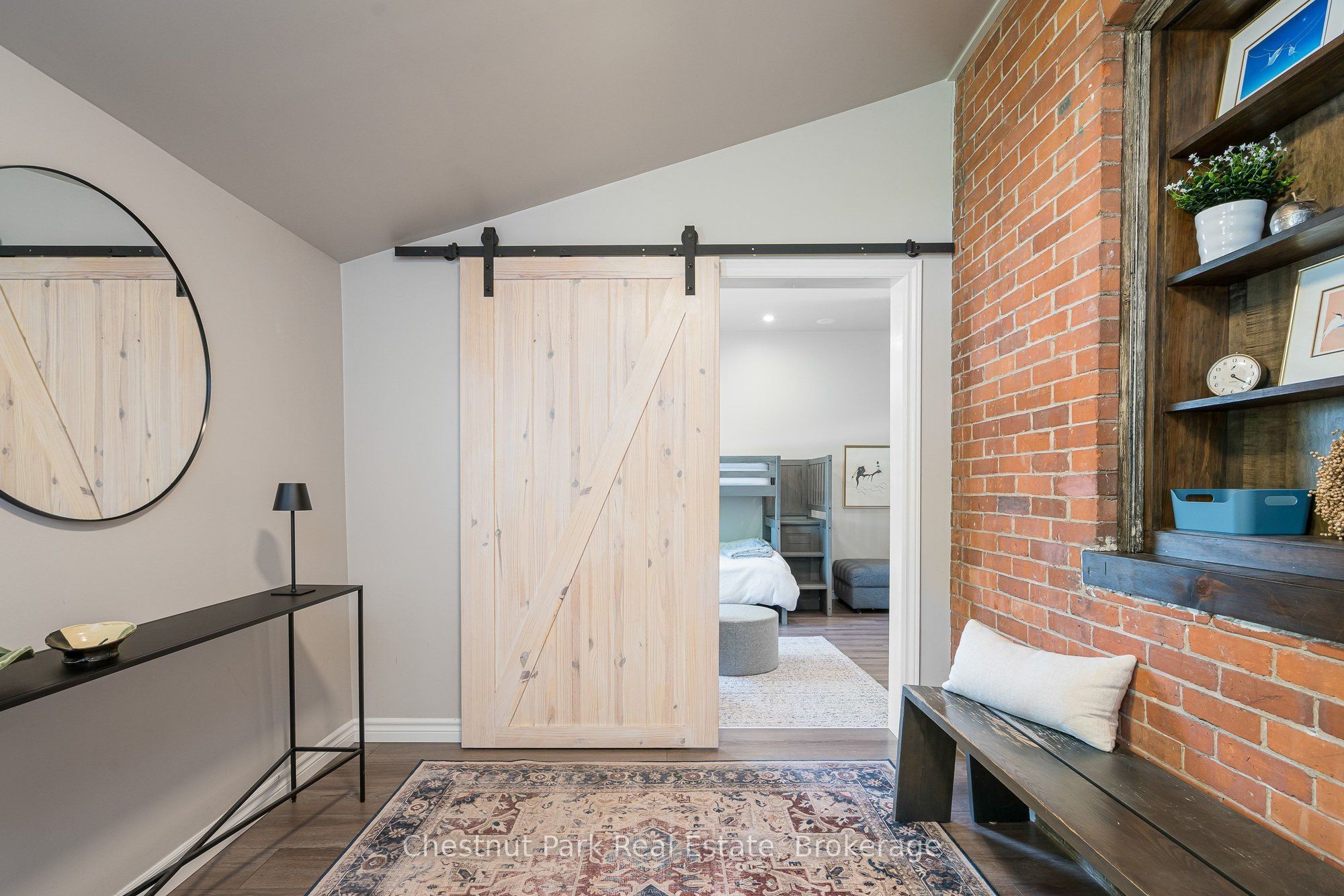 9 Wellington Street E Property Photo 23