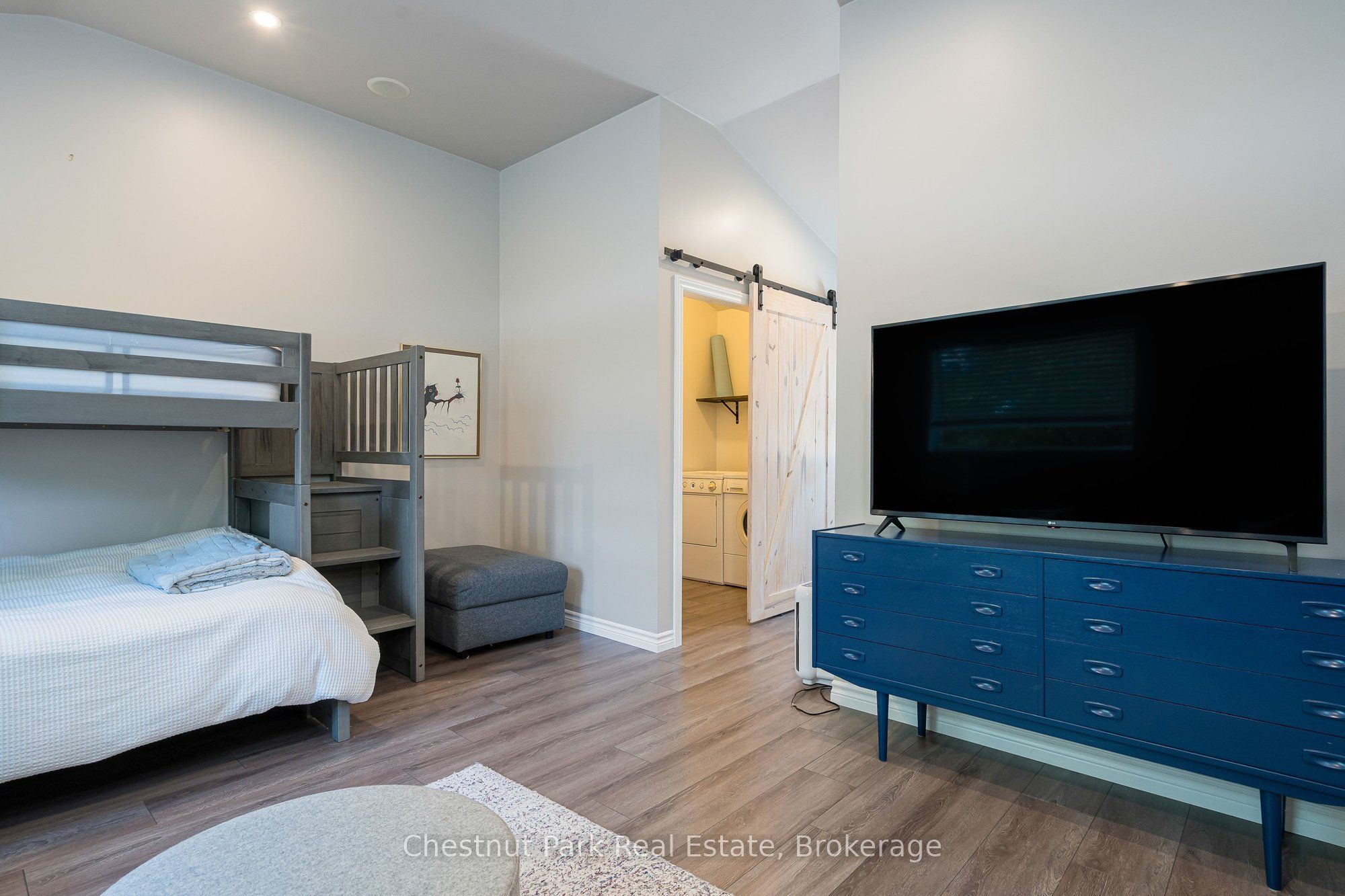 9 Wellington Street E Property Photo 26