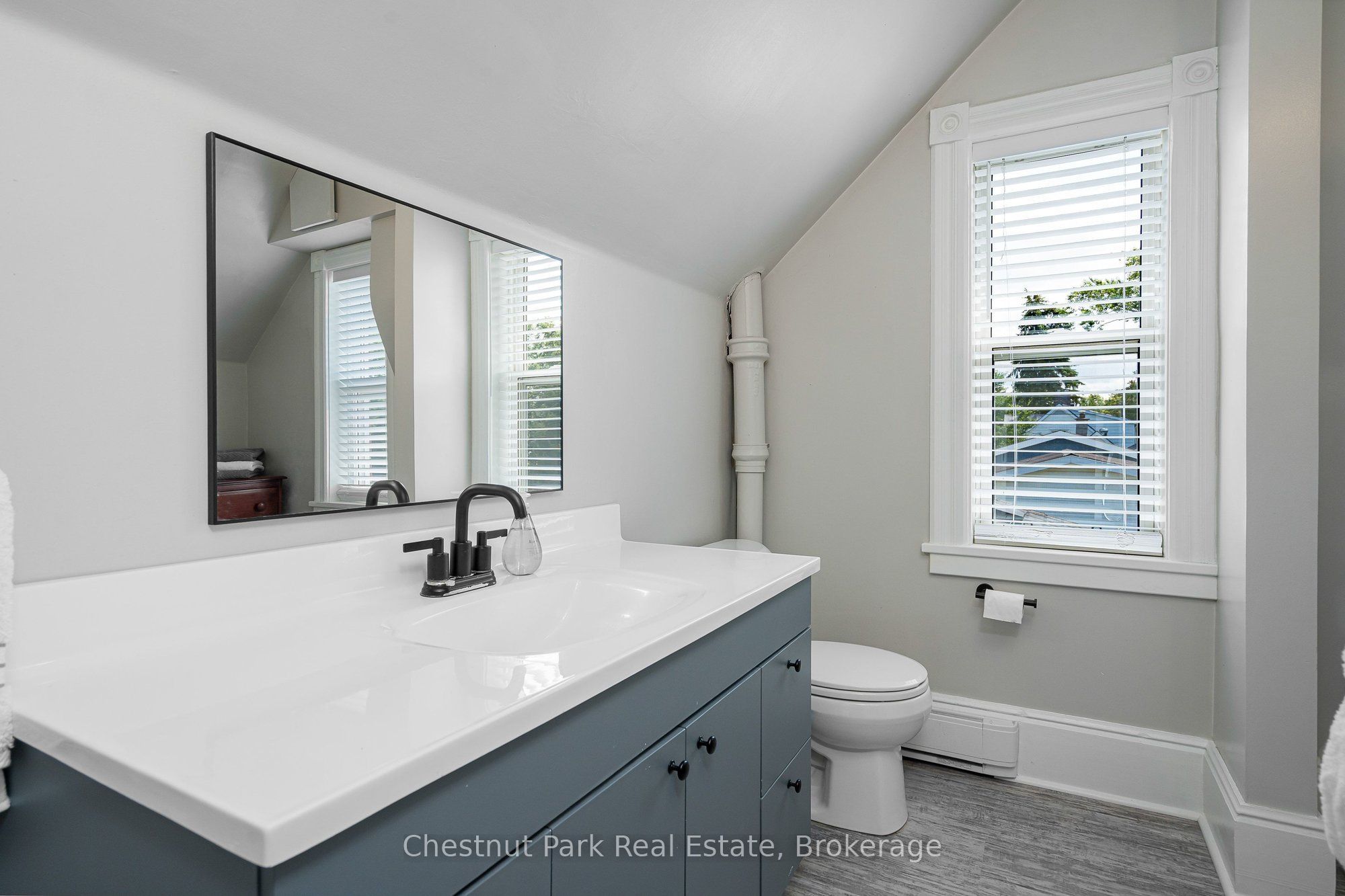 9 Wellington Street E Property Photo 33