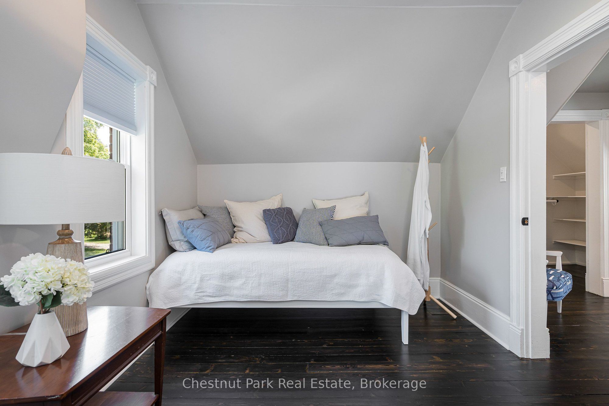 9 Wellington Street E Property Photo 36