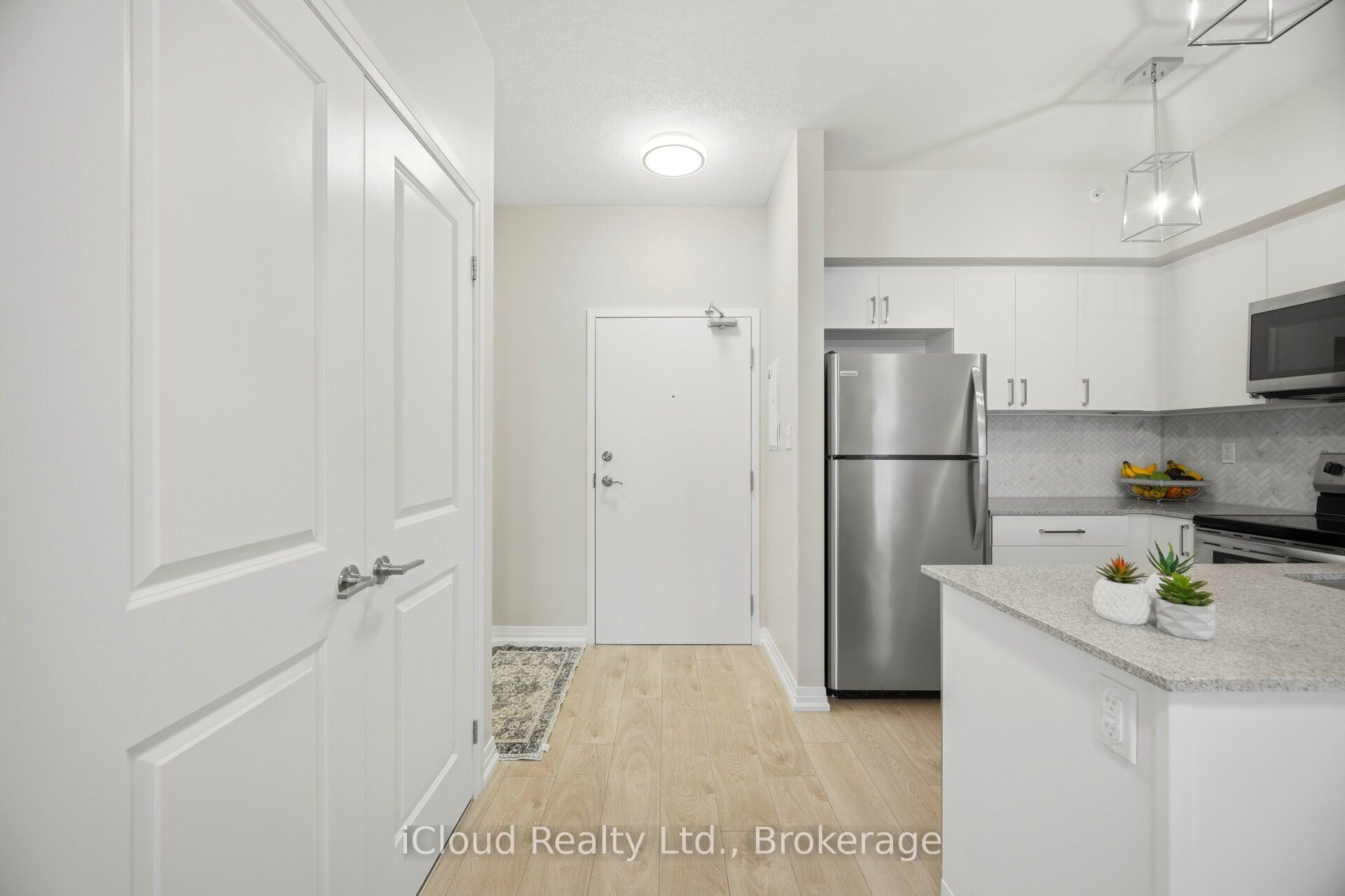 295 Cundles Road E 208 Property Photo 12