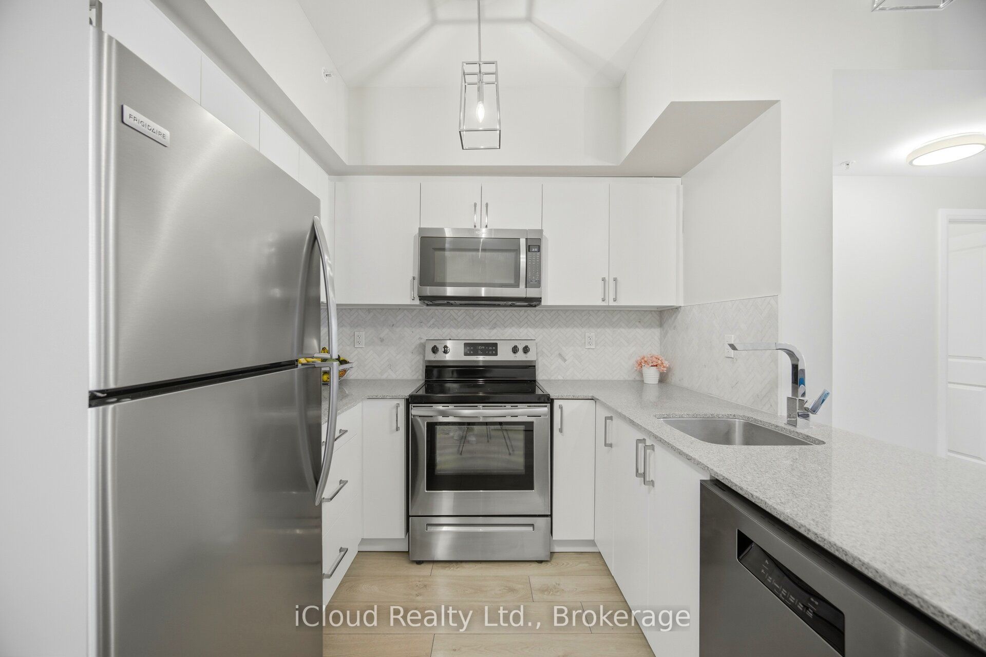 295 Cundles Road E 208 Property Photo 14