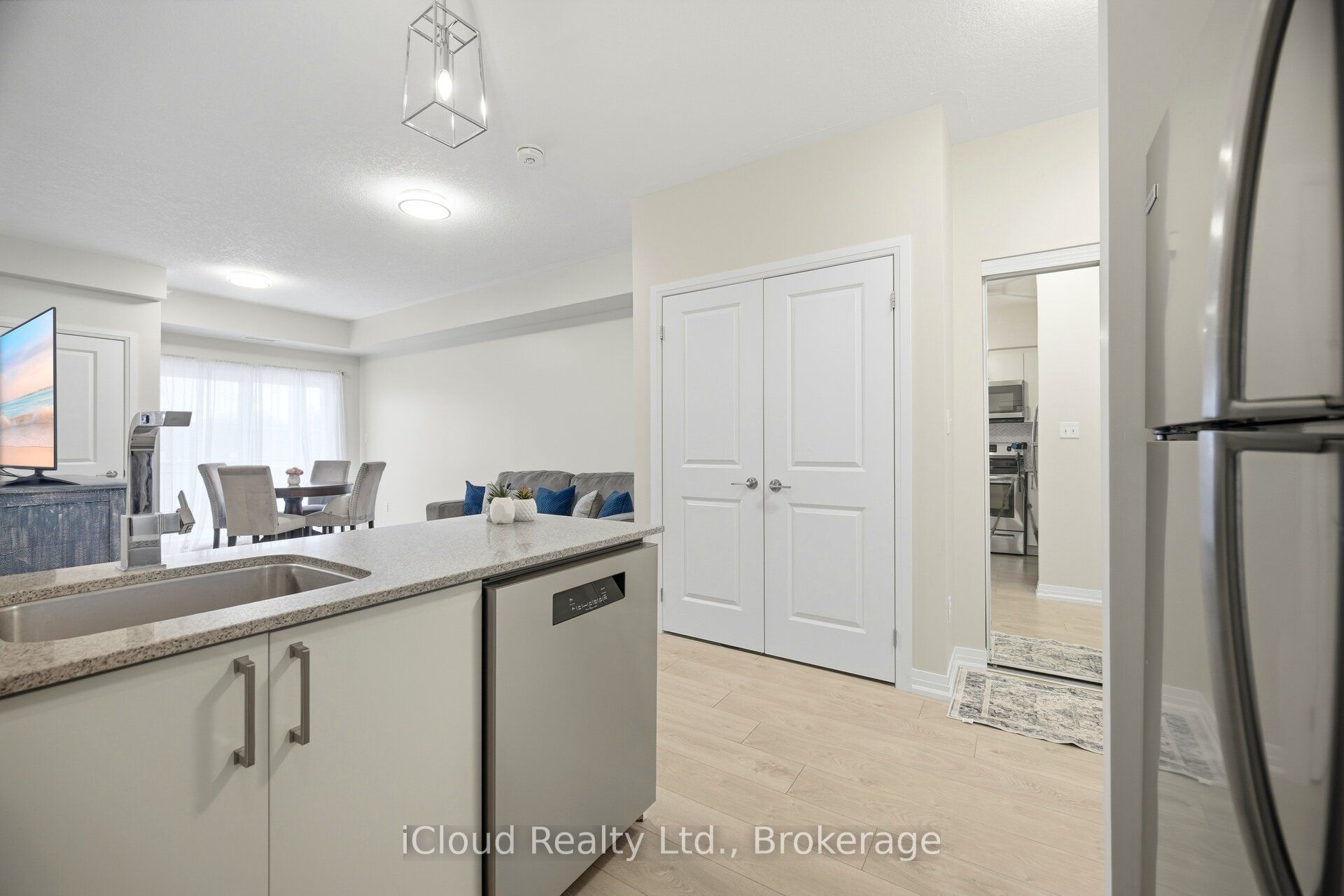 295 Cundles Road E 208 Property Photo 16