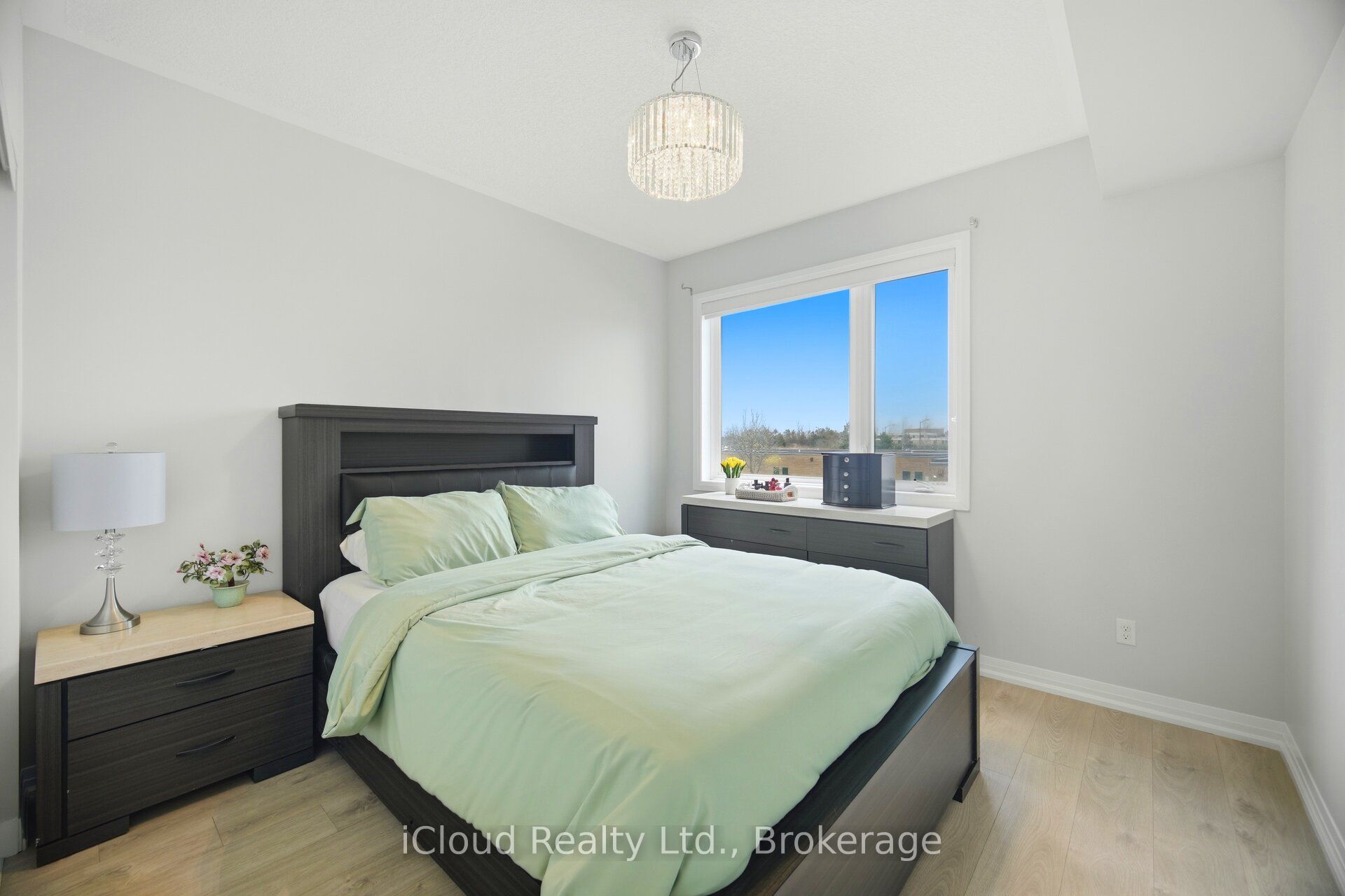 295 Cundles Road E 208 Property Photo 23