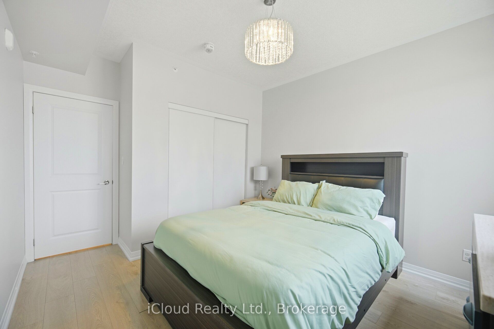 295 Cundles Road E 208 Property Photo 24