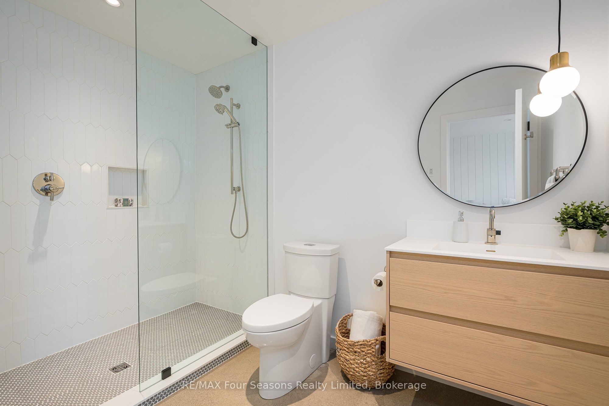 58 Sydenham Trail W Property Photo 39