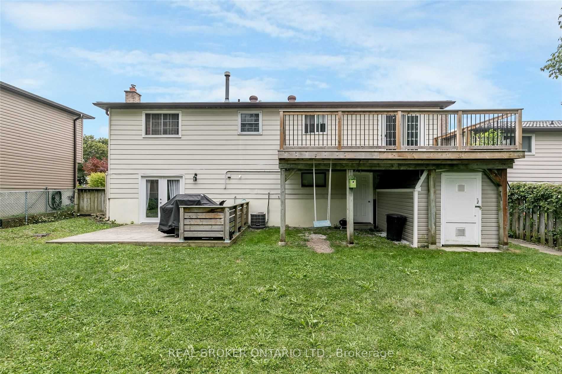 18 Chippawa Court Upper Property Photo 2