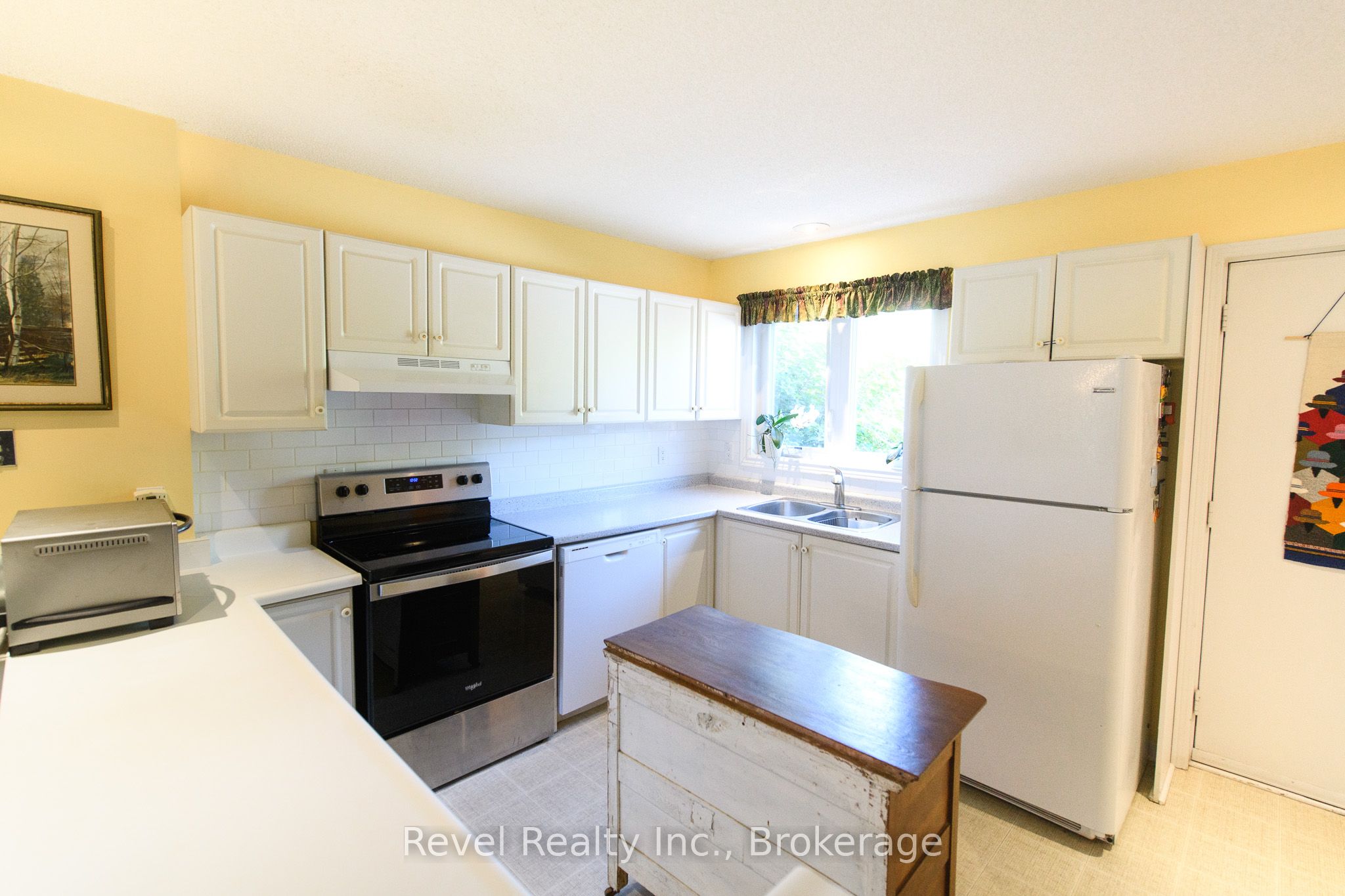 145 Fairway Crescent 51 Property Photo 2