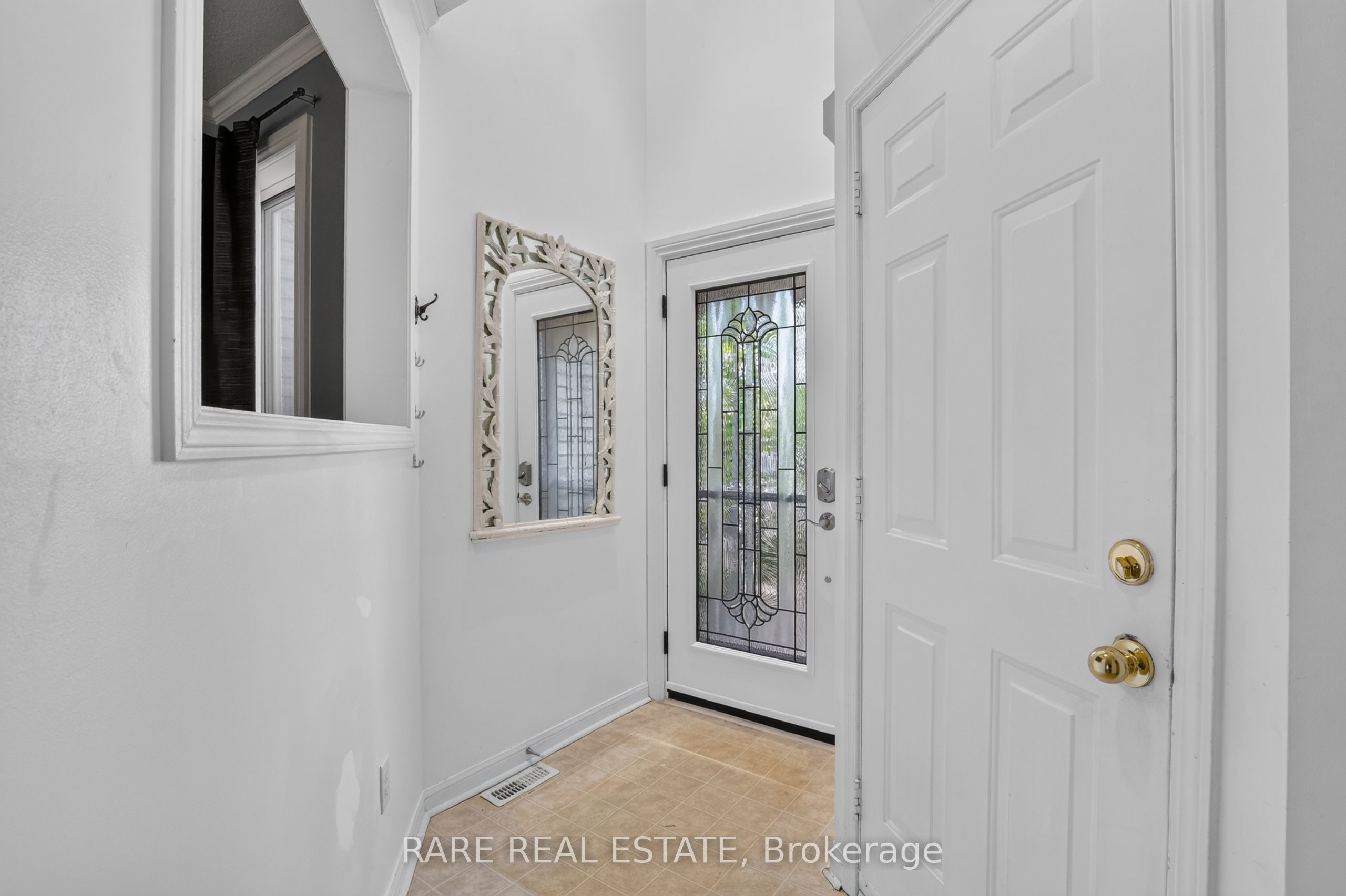 102 Hawthorne Crescent Property Photo 2