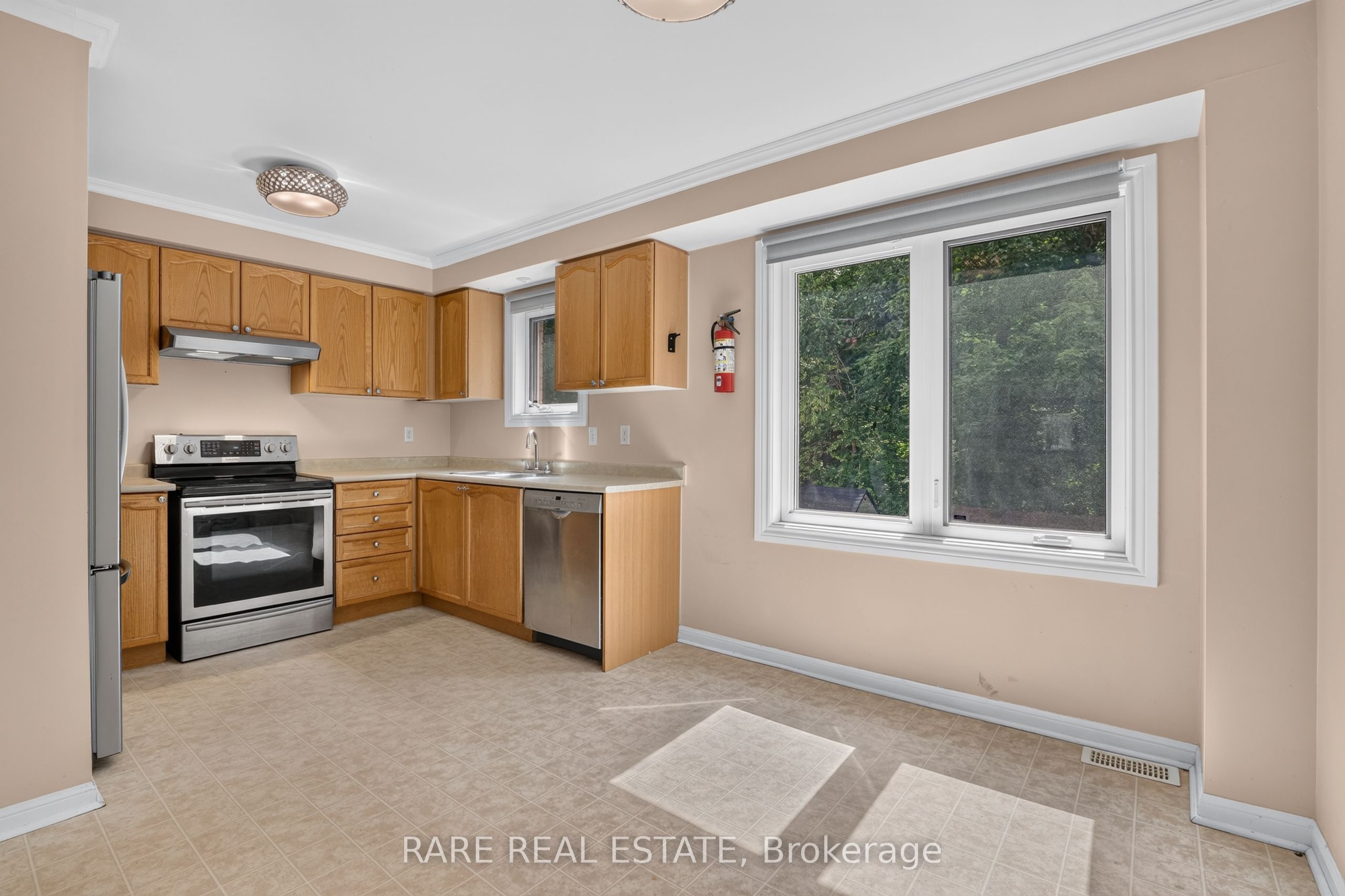 102 Hawthorne Crescent Property Photo 6
