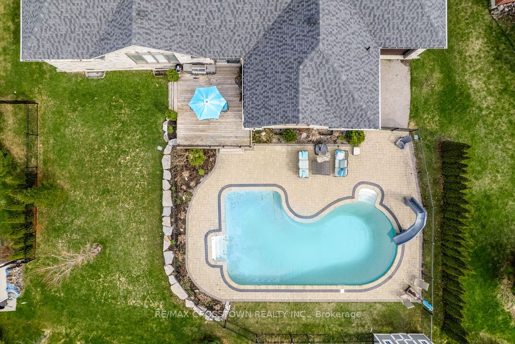 25 Mennill Drive Property Photo 2