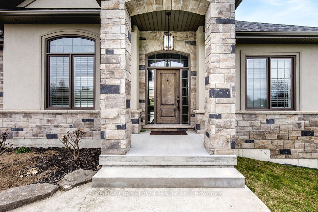 25 Mennill Drive Property Photo 3