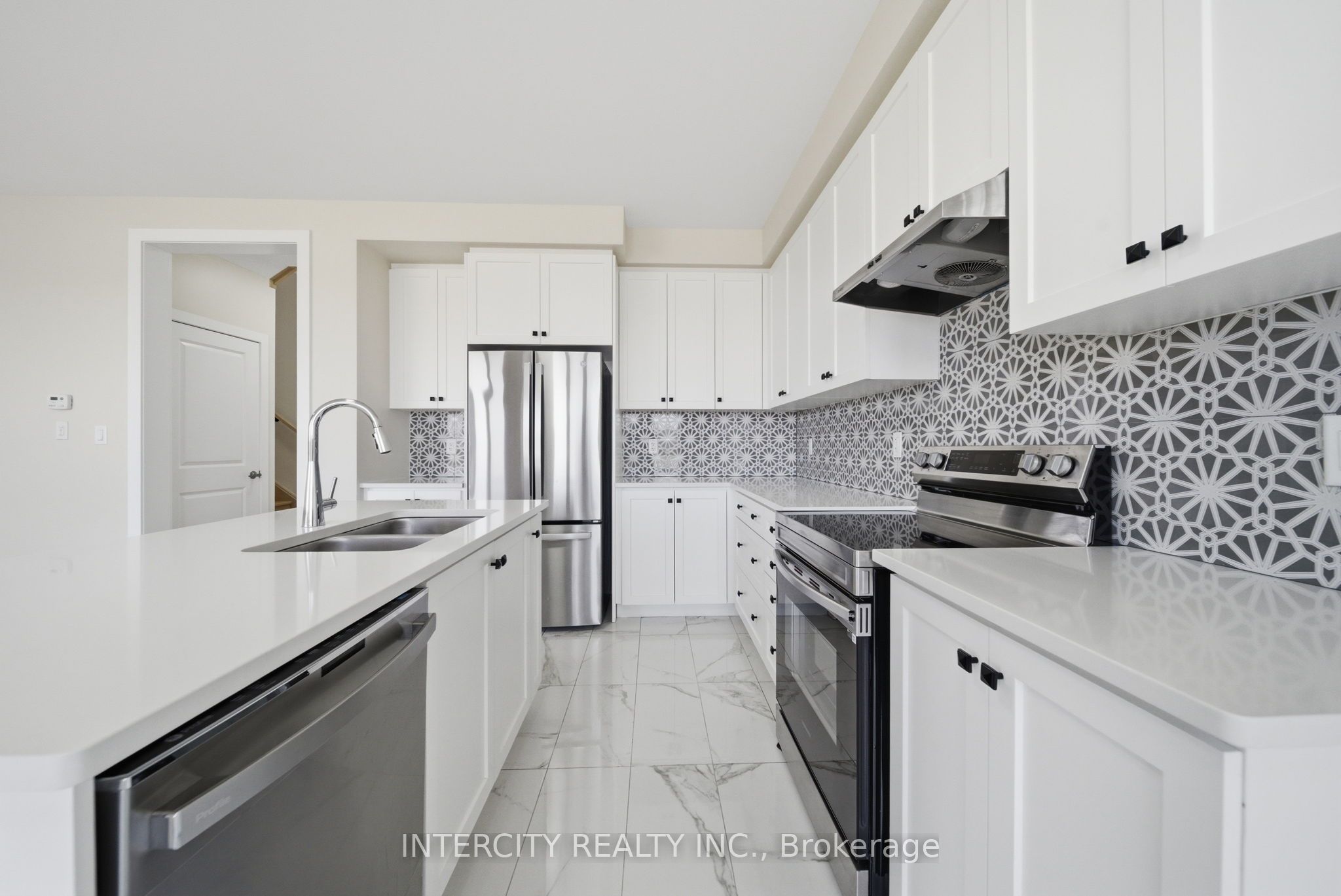 10 Kingsbury Trail Property Photo 13