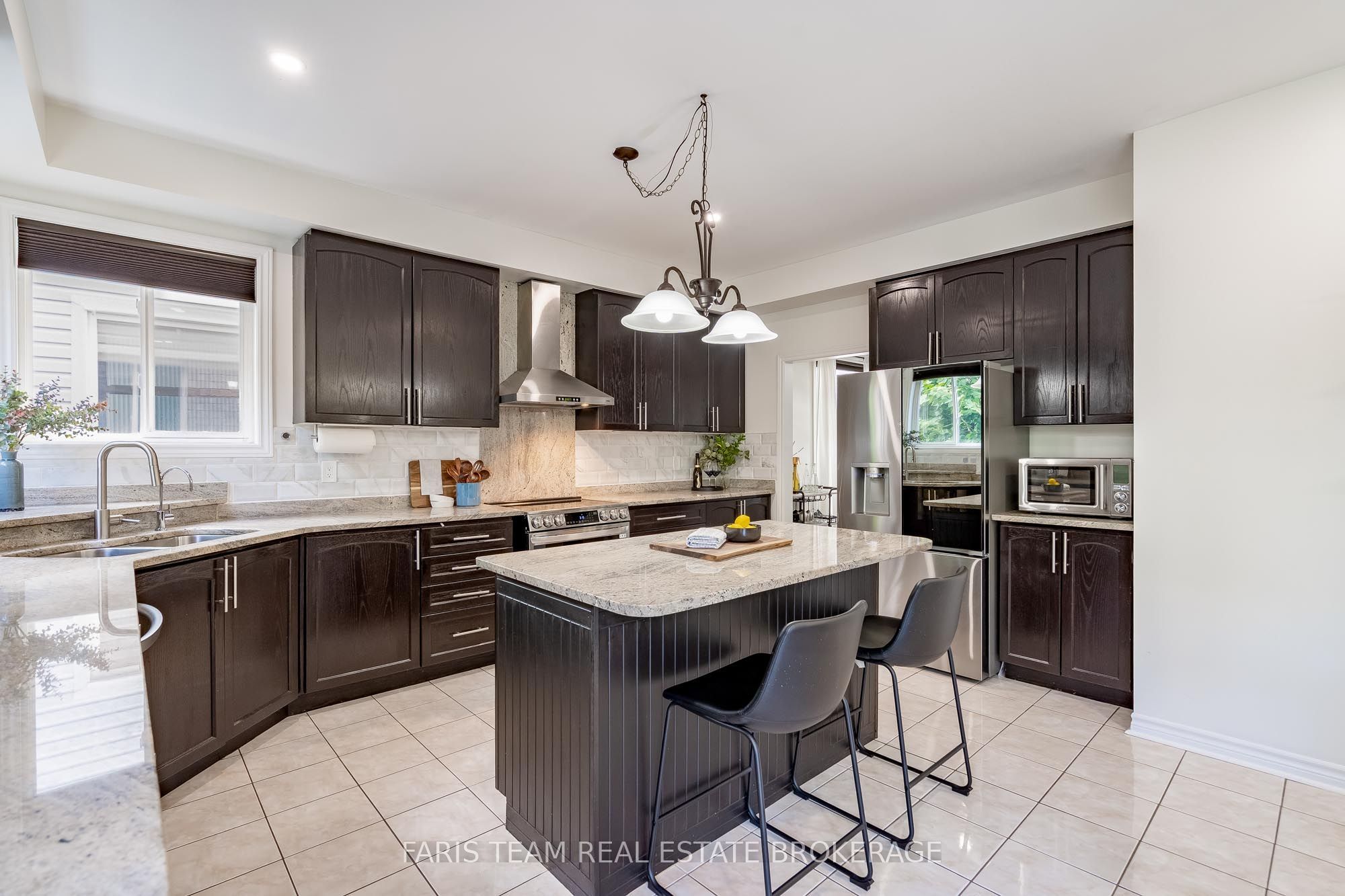 31 The Queensway Property Photo 8