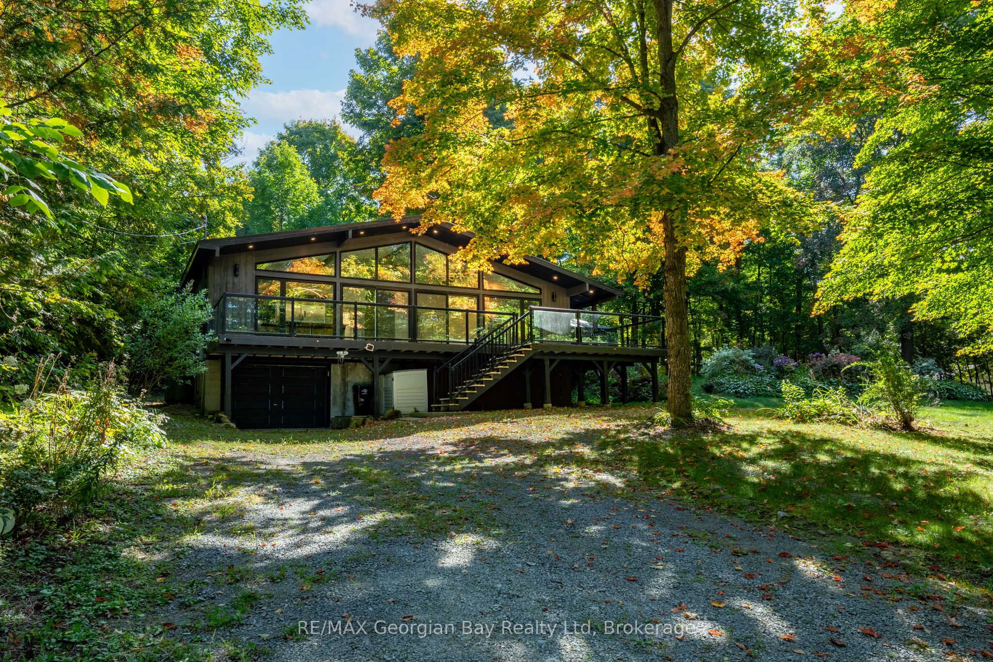 1745 Twin Oaks Crescent Property Photo 1