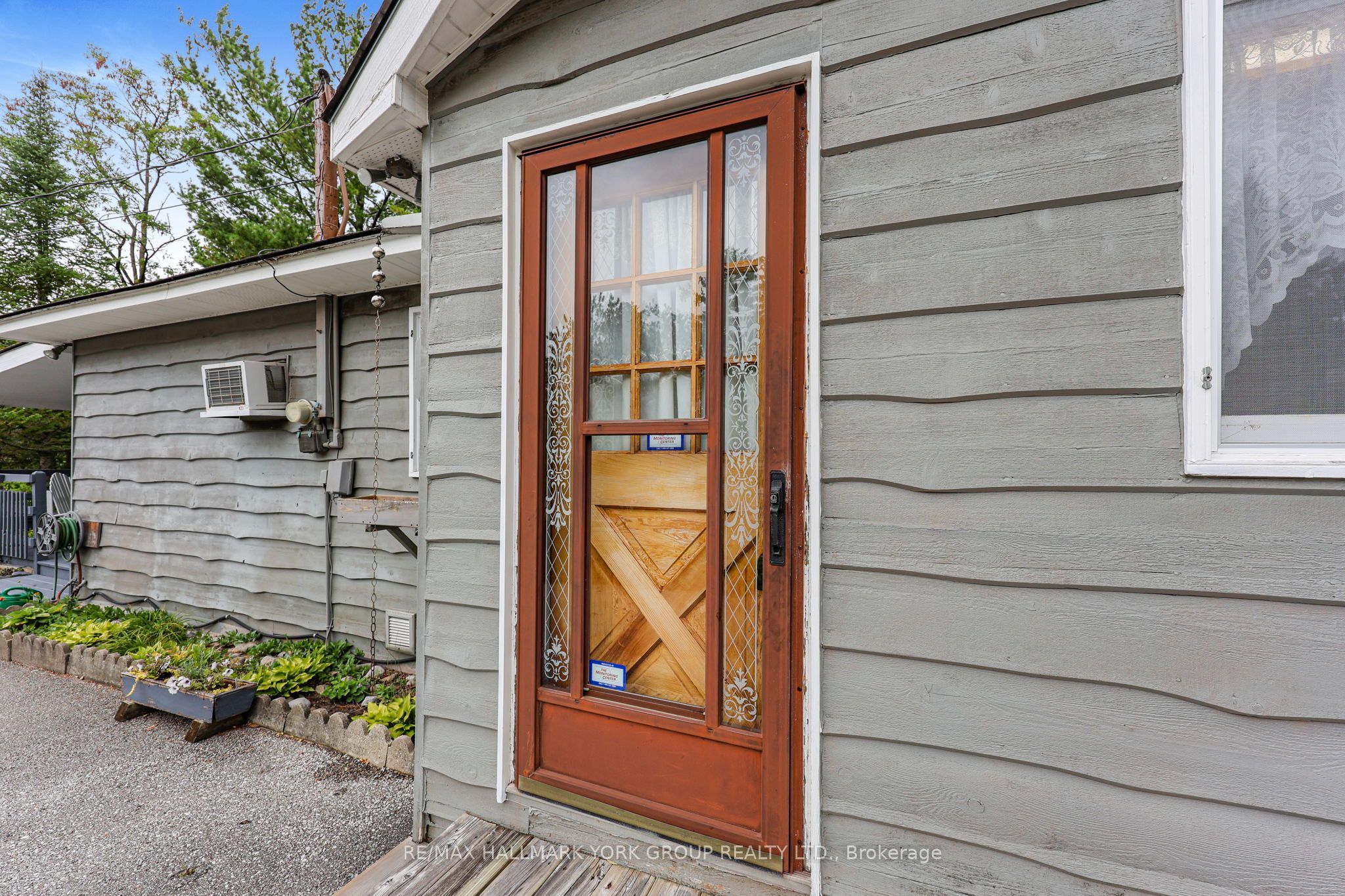 1085 River Road E Property Photo 4
