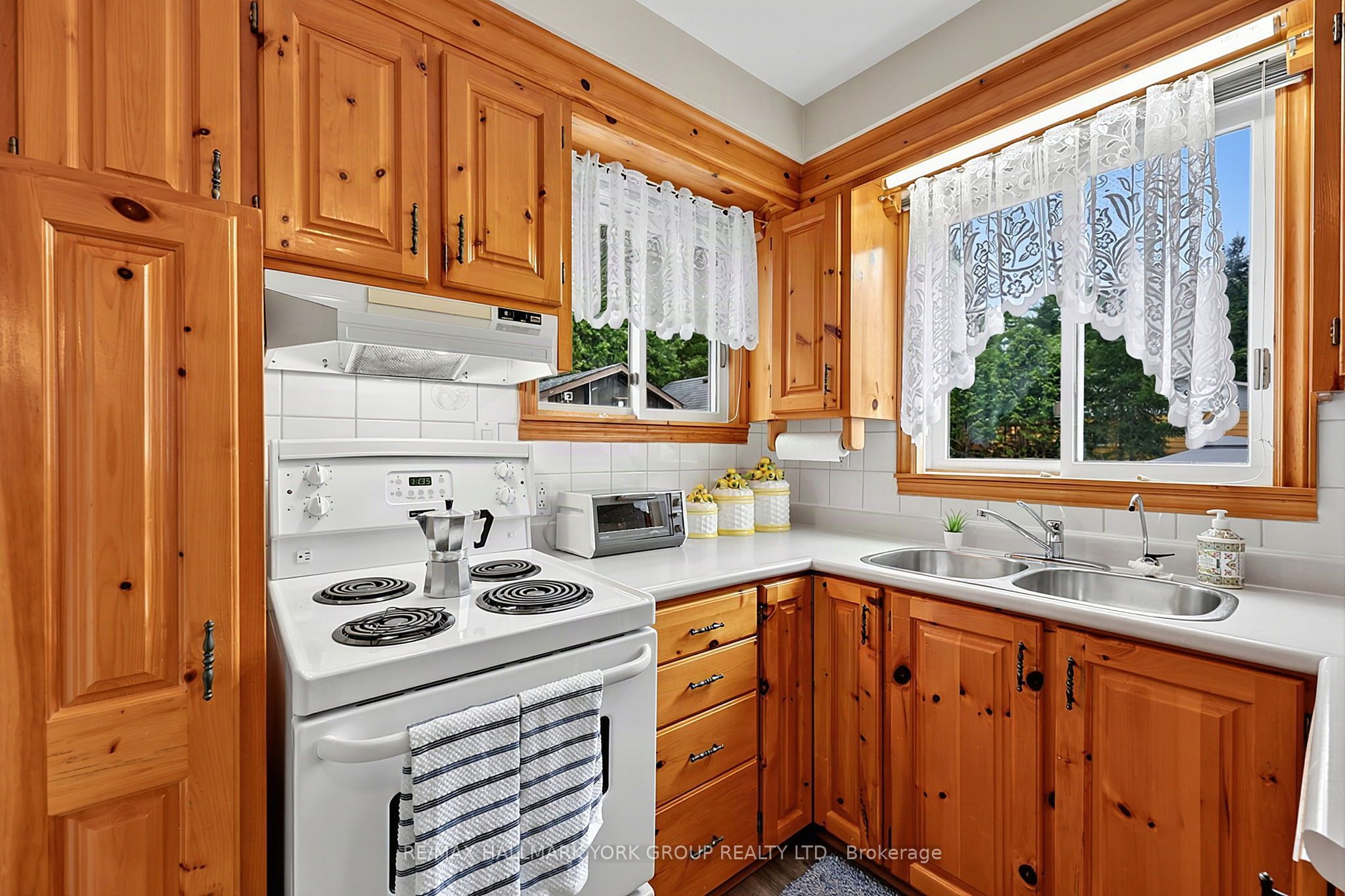 1085 River Road E Property Photo 9