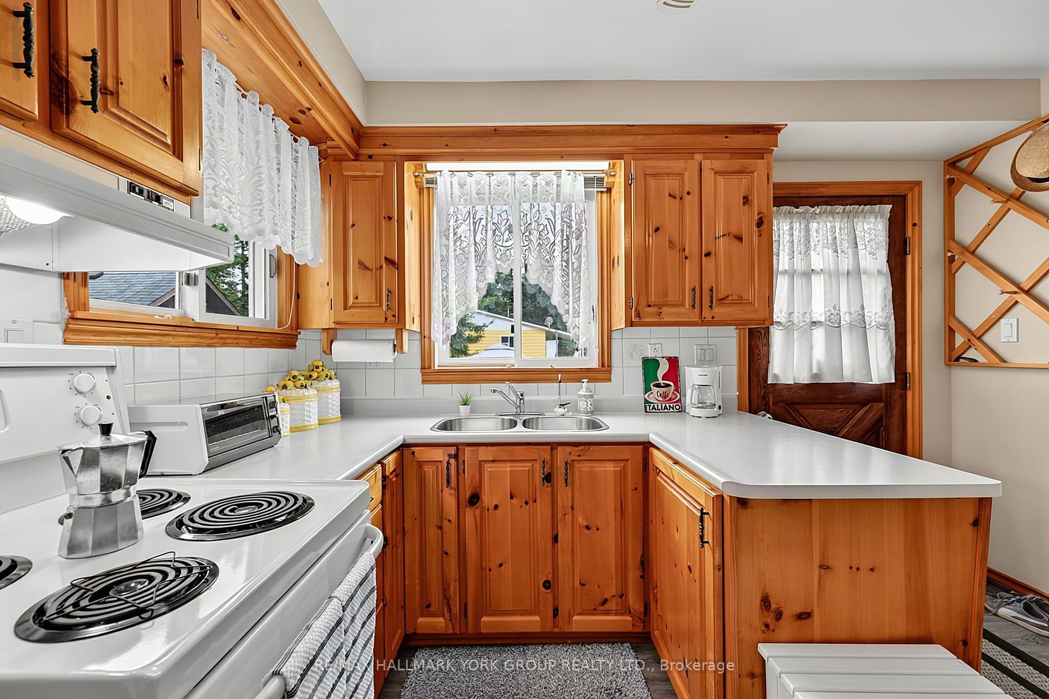 1085 River Road E Property Photo 10