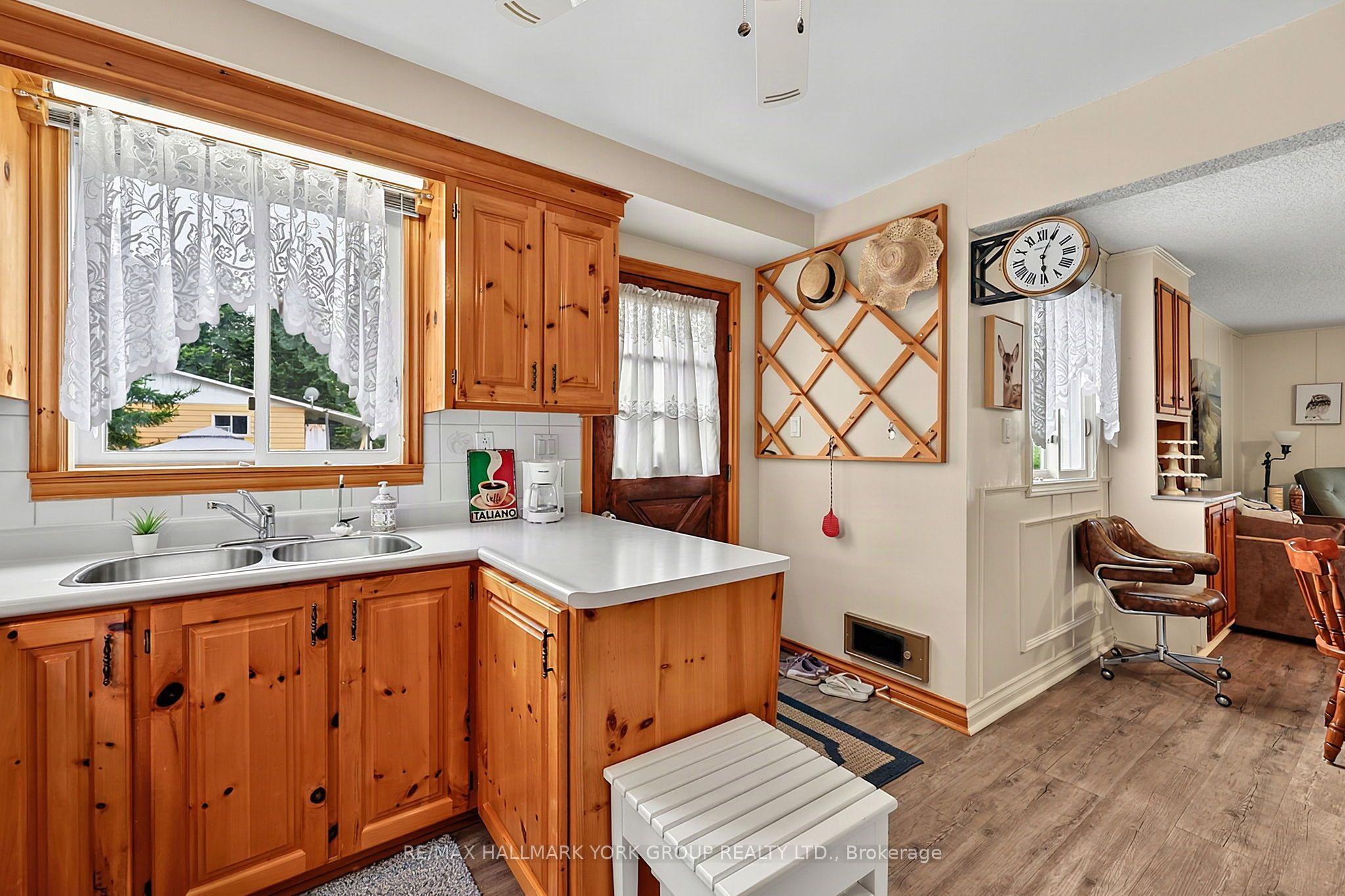 1085 River Road E Property Photo 11